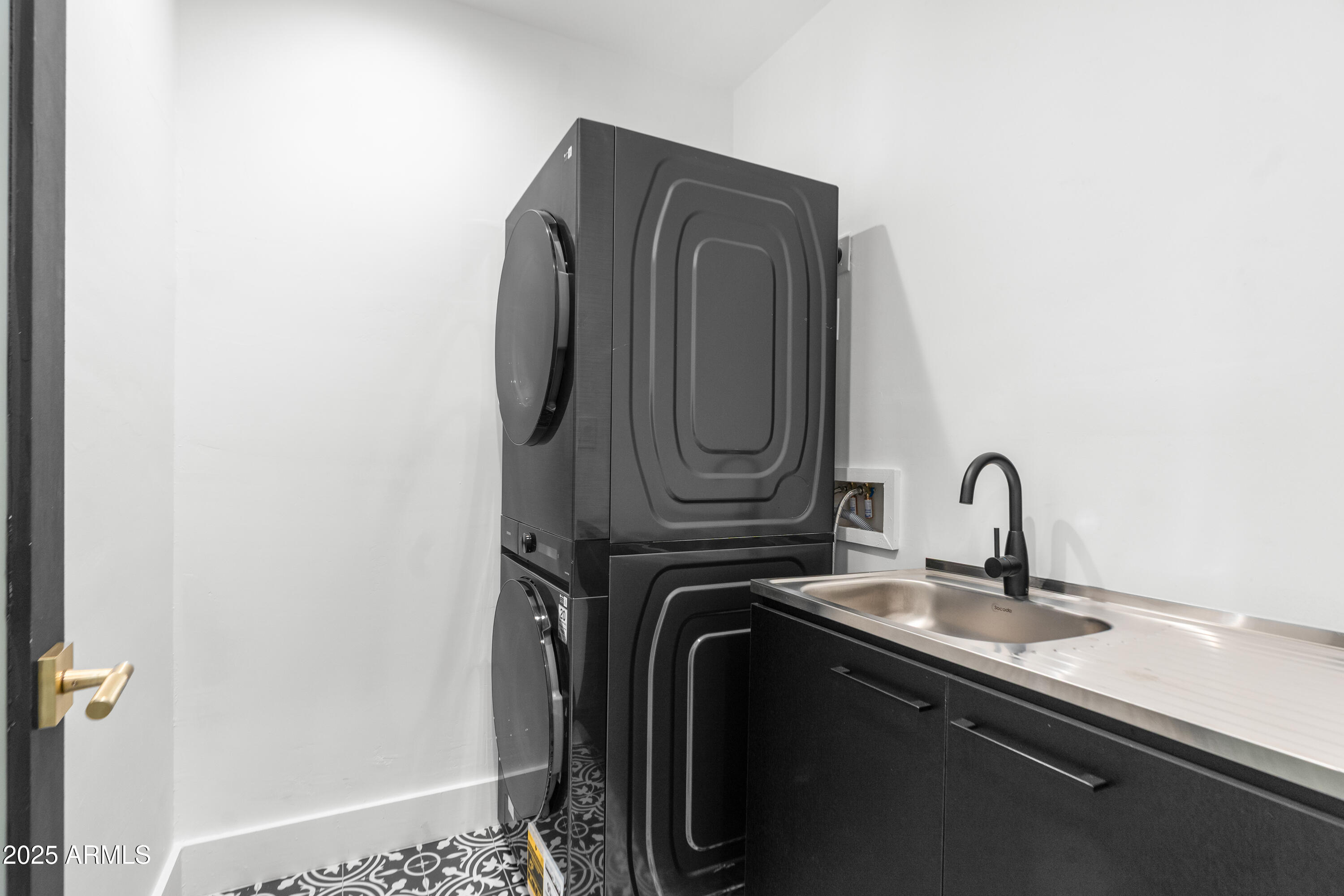 2502 E WHITTON Avenue