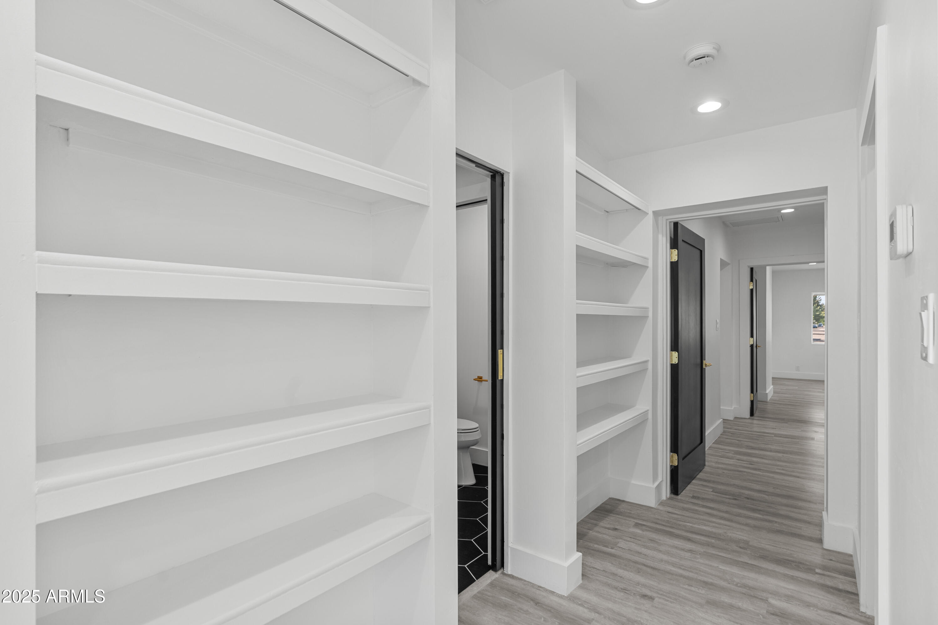 2502 E WHITTON Avenue