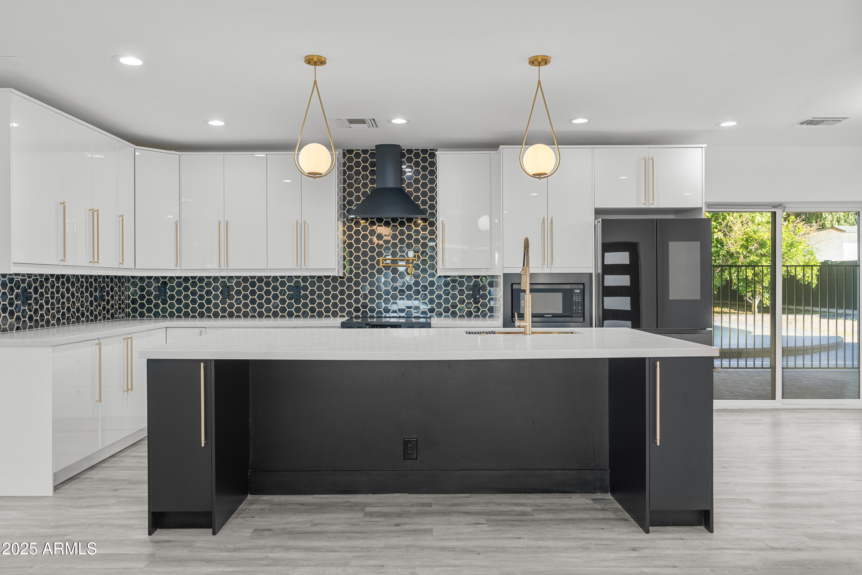 2502 E WHITTON Avenue