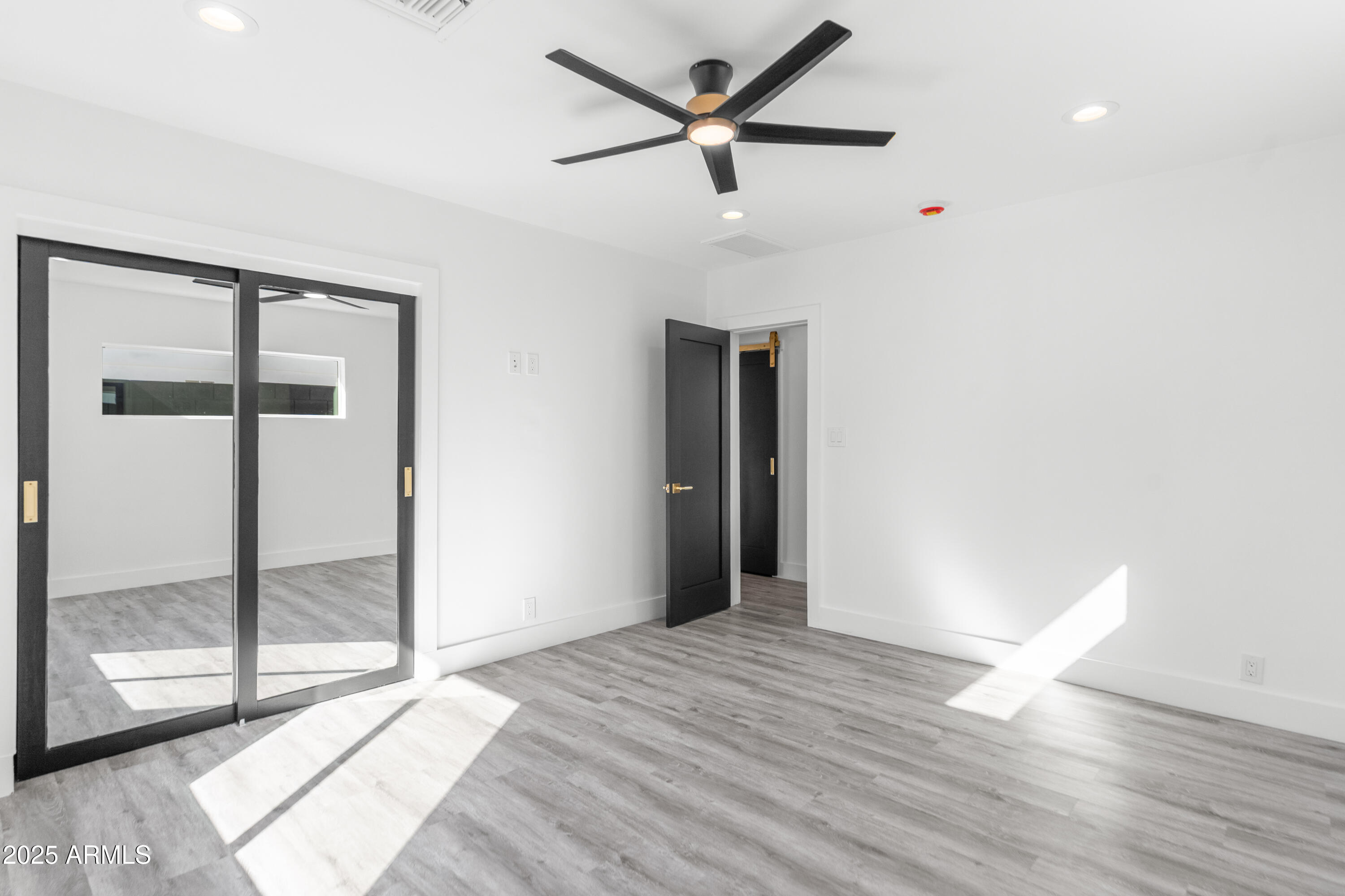 2502 E WHITTON Avenue