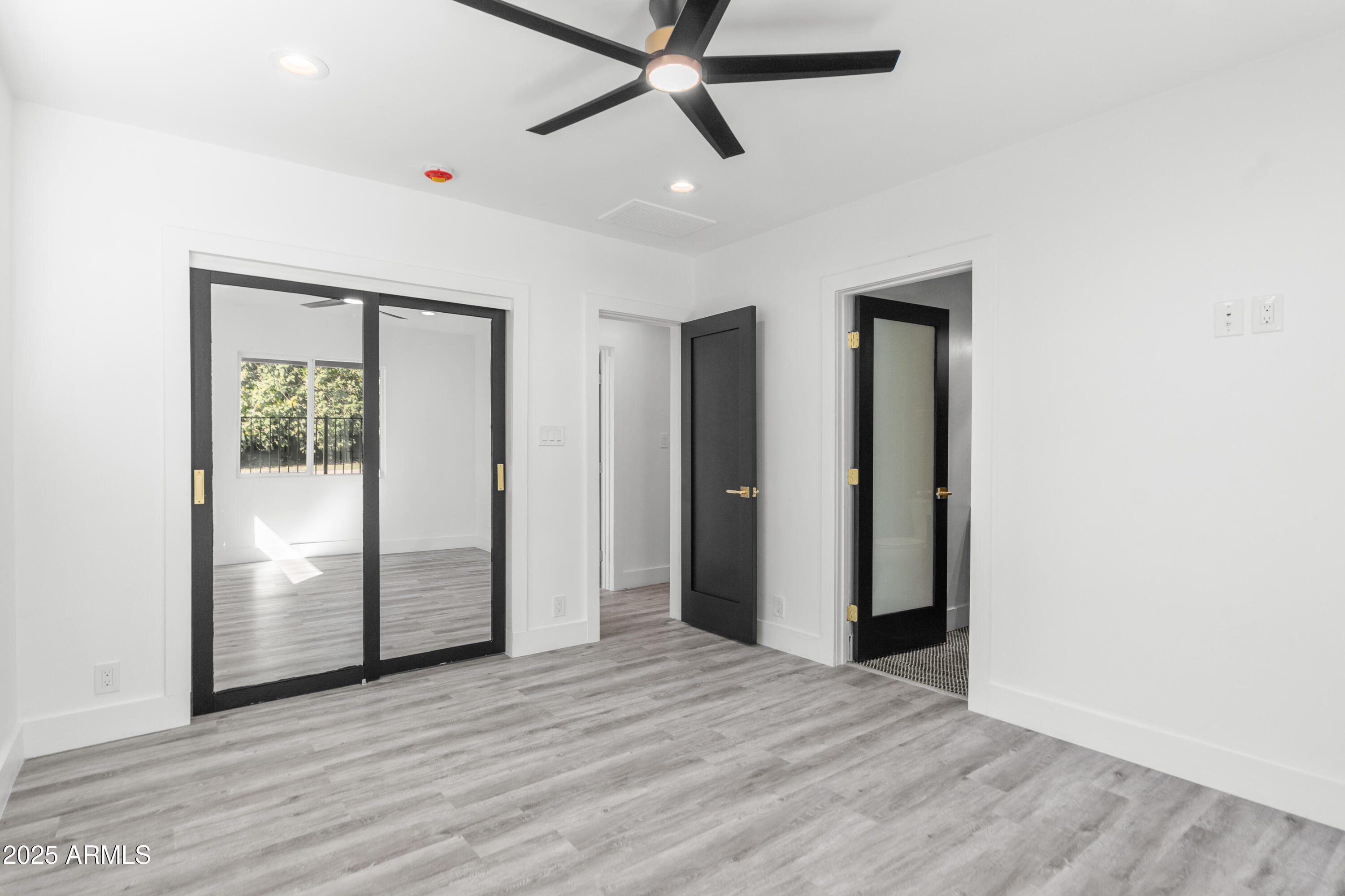 2502 E WHITTON Avenue