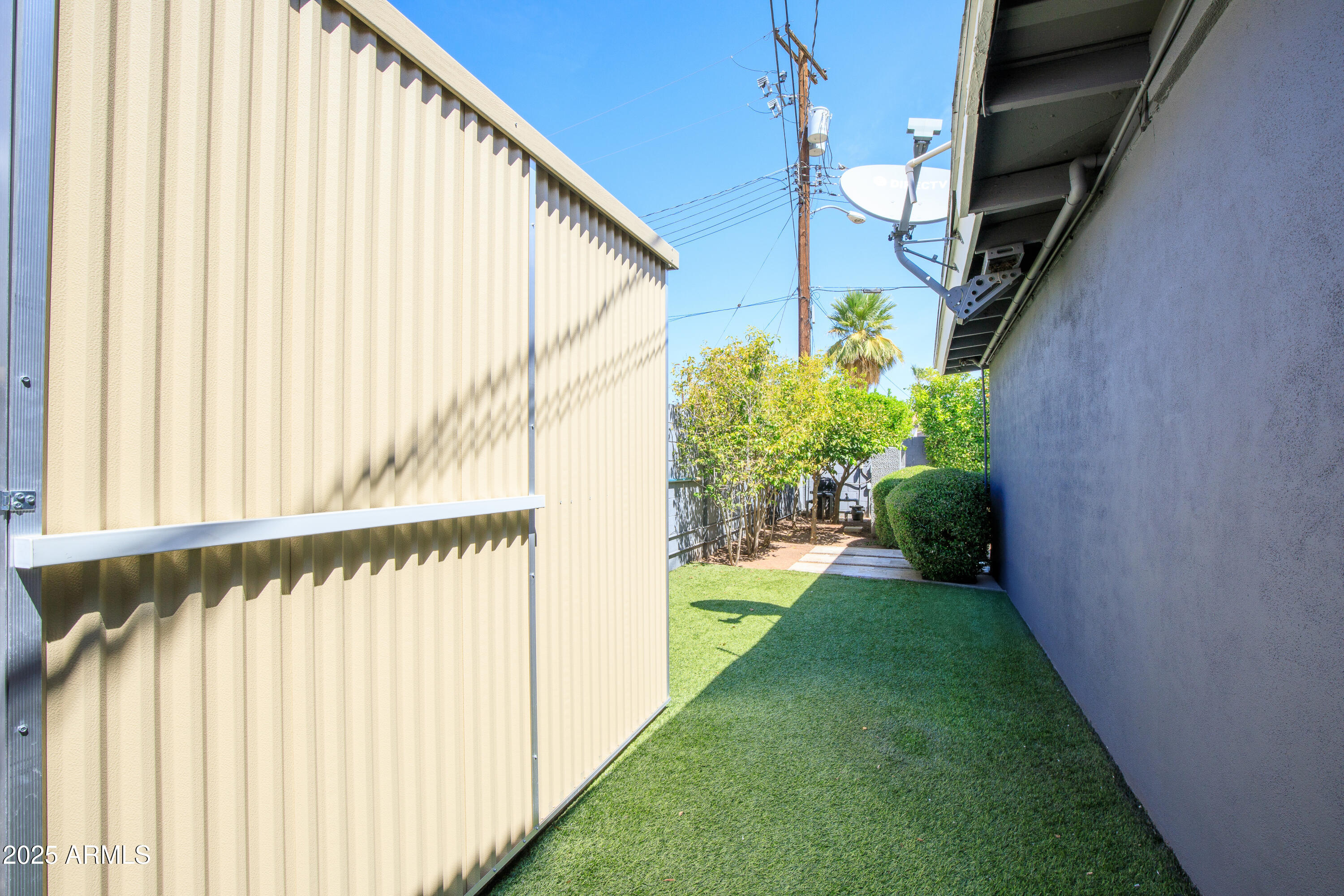 1218 E CLARENDON Avenue