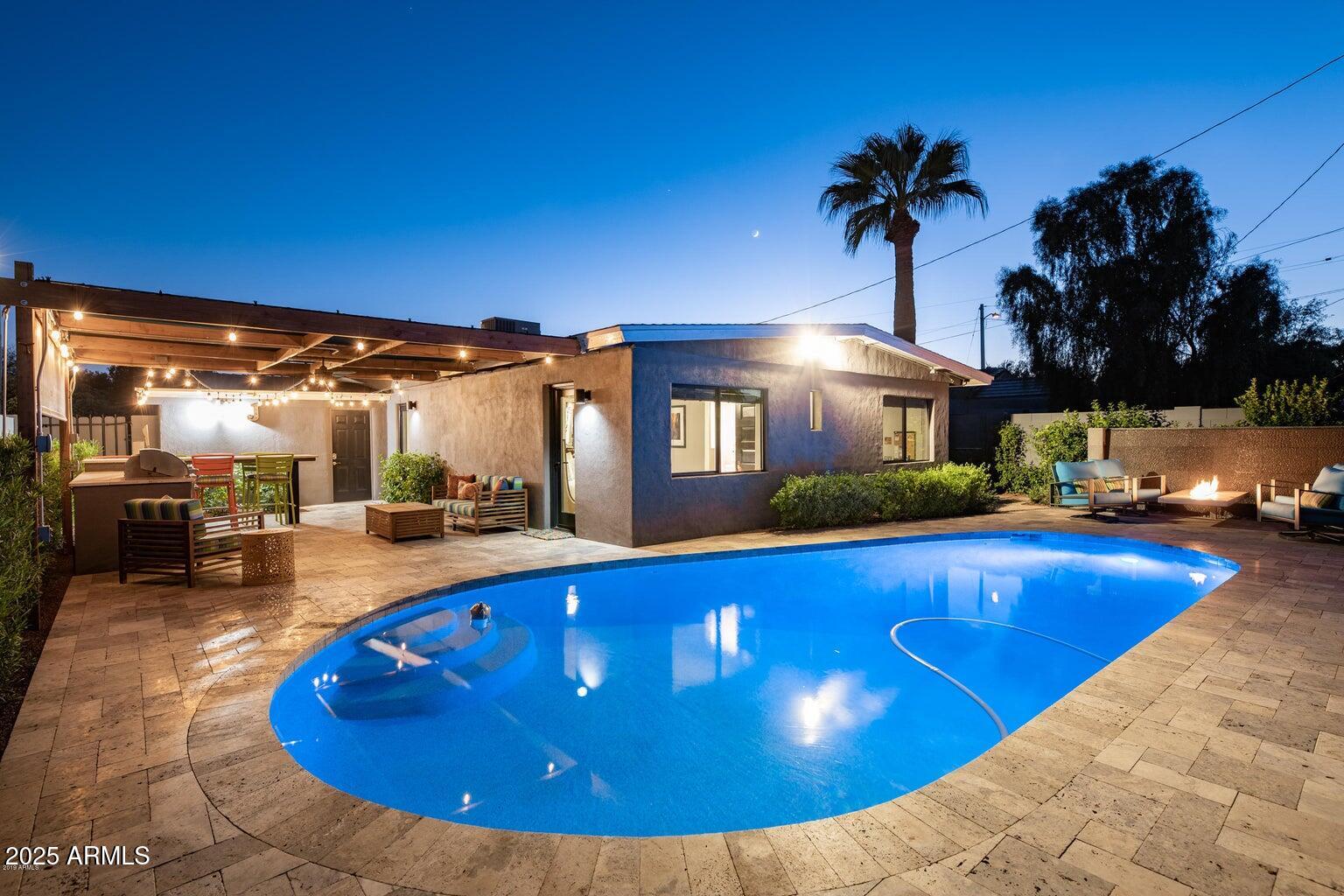 1218 E CLARENDON Avenue