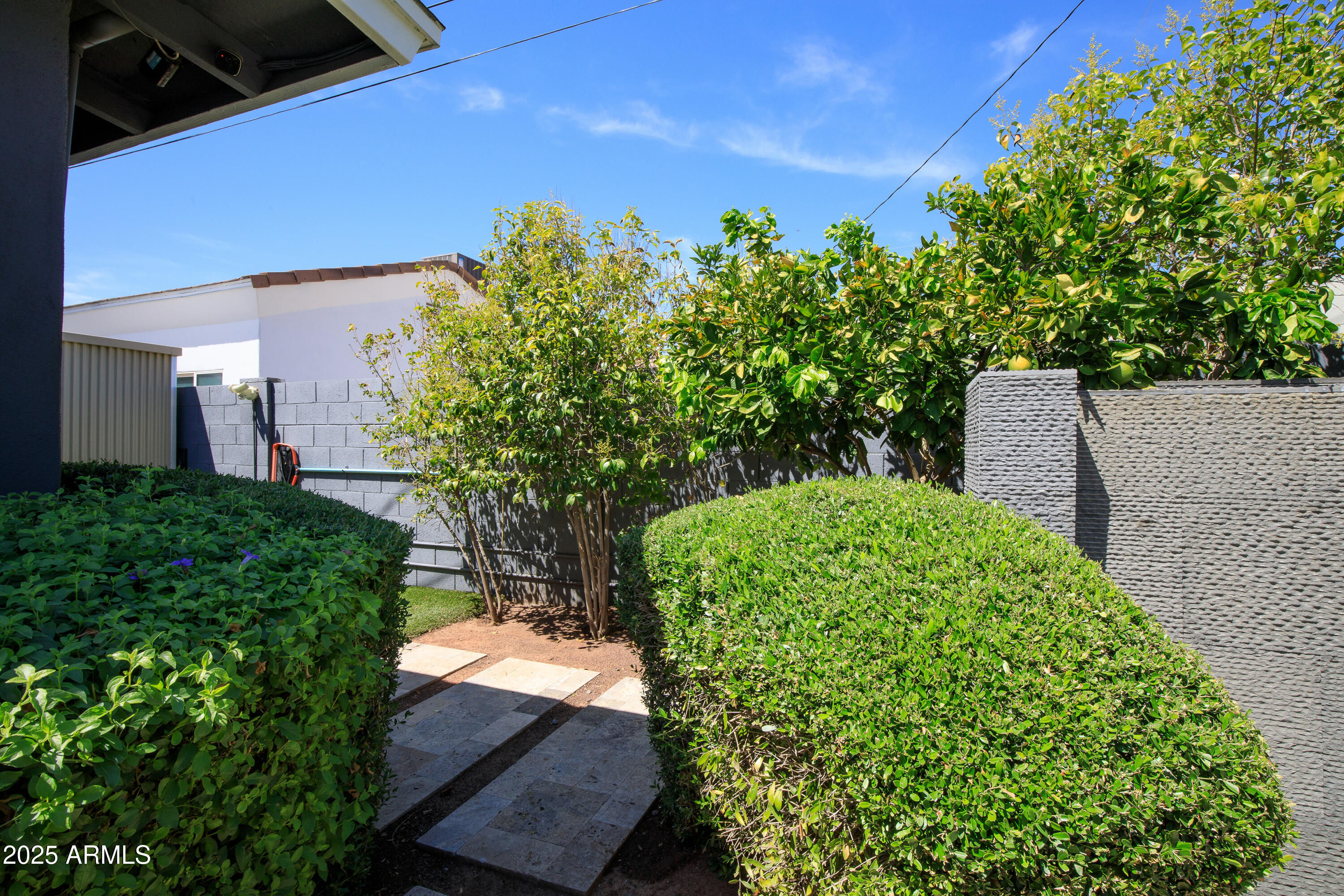 1218 E CLARENDON Avenue