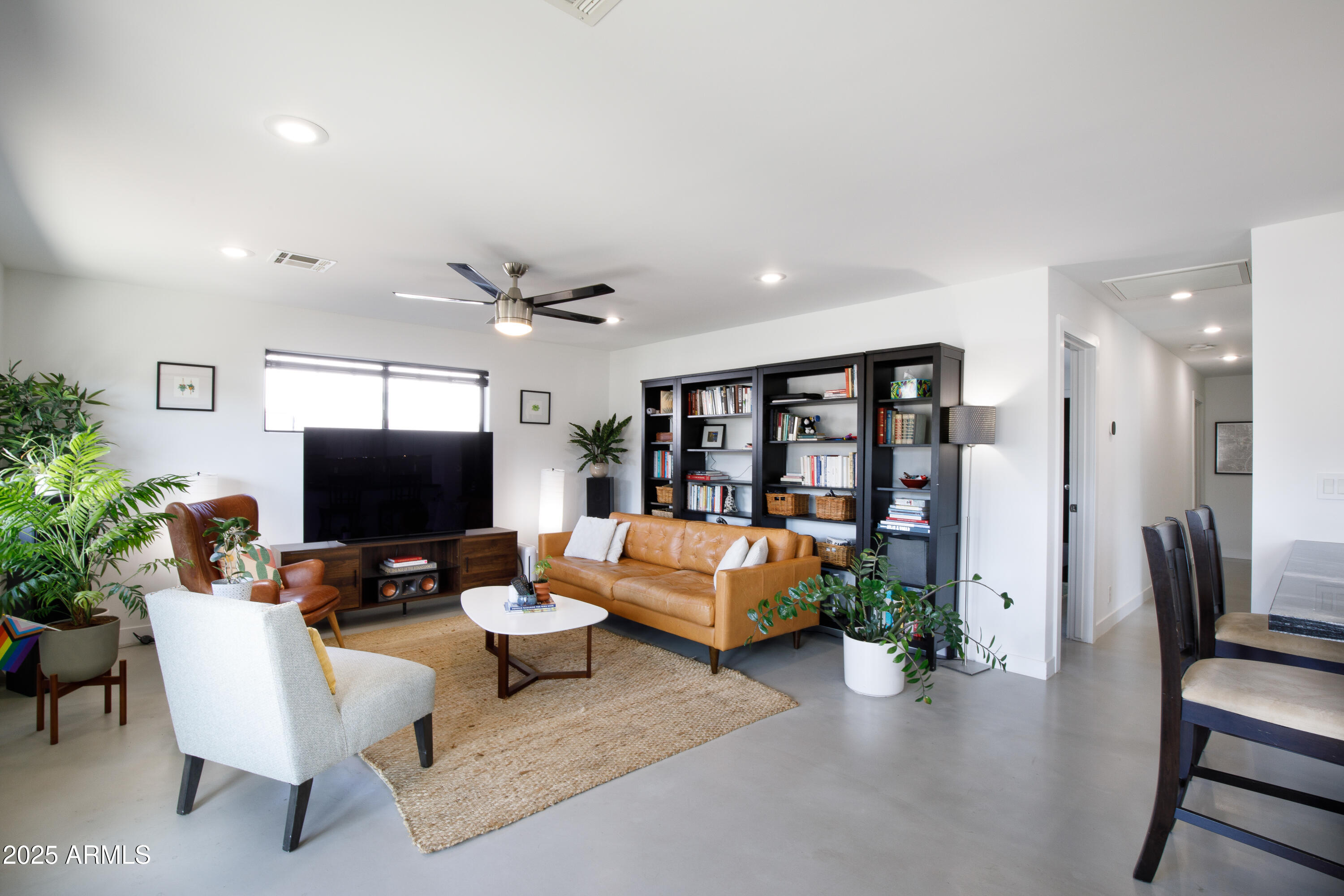 1218 E CLARENDON Avenue