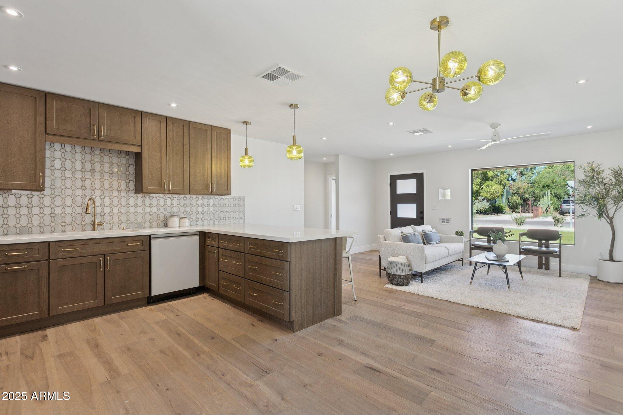 1707 E PINCHOT Avenue