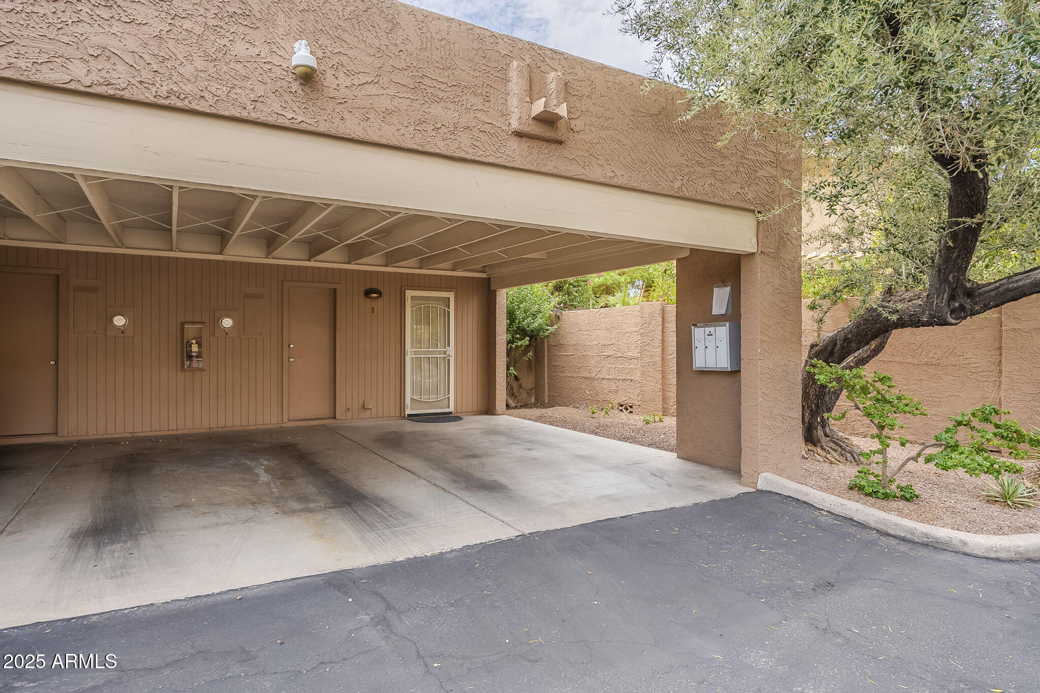 10409 N 10TH Street, 1