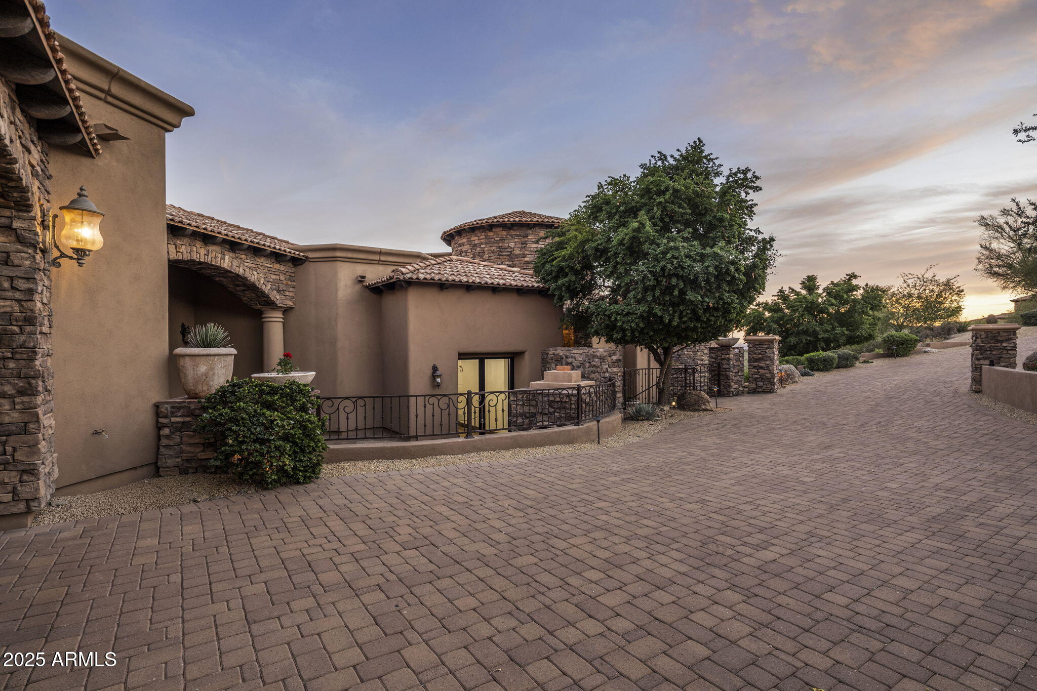 10537 N CRESTVIEW Drive