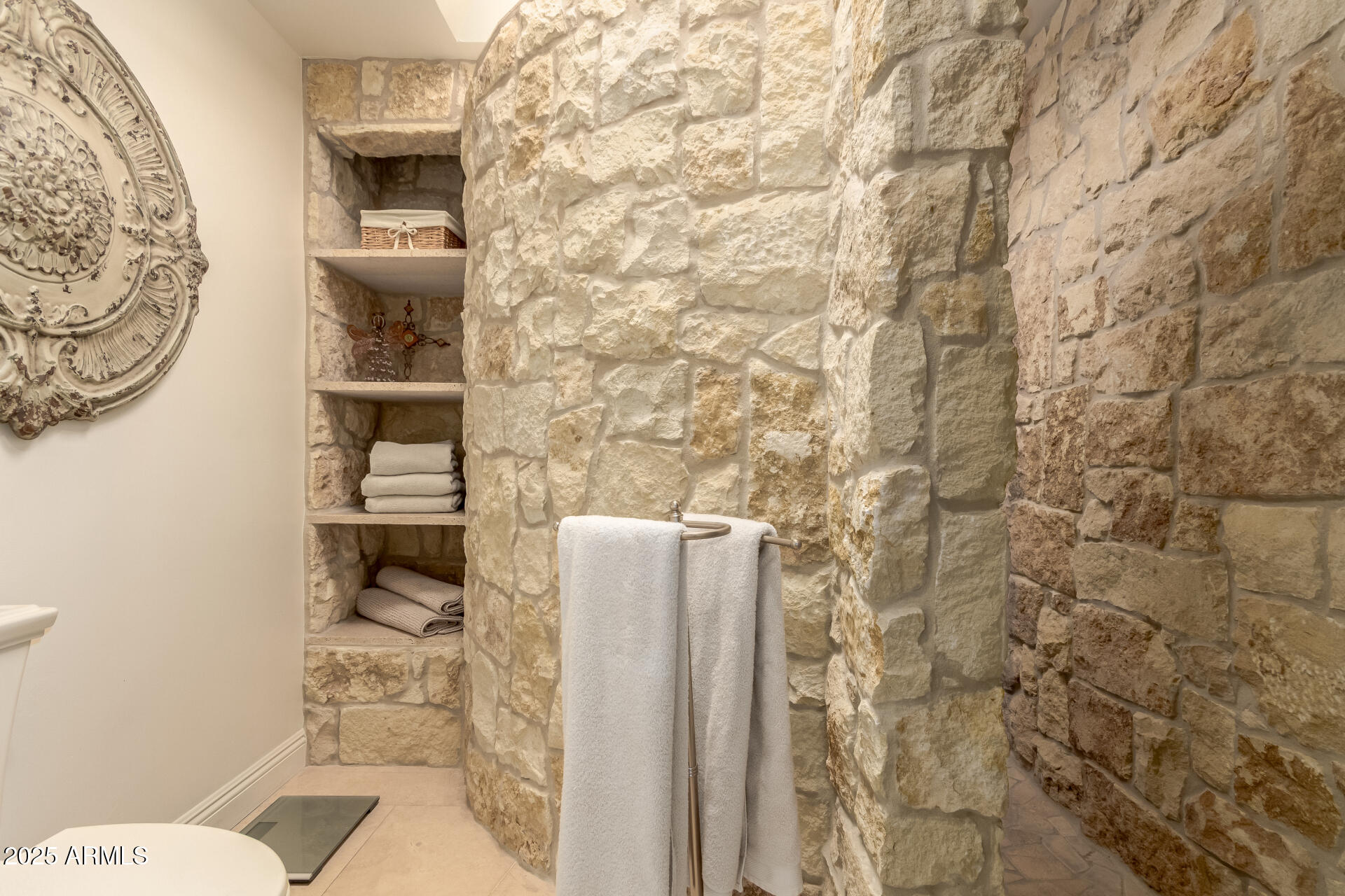 3800 E Lincoln Drive E, 37