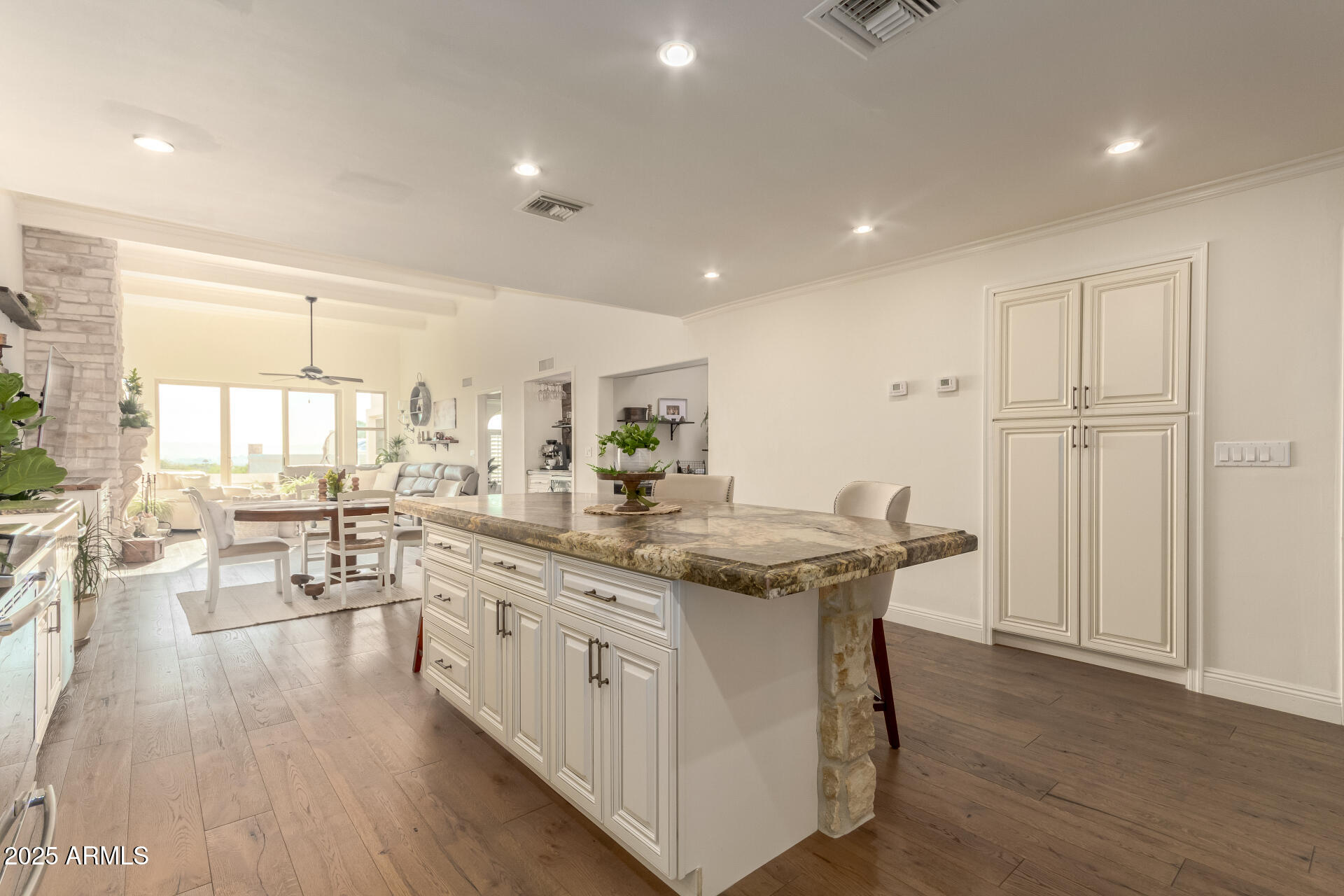 3800 E Lincoln Drive E, 37