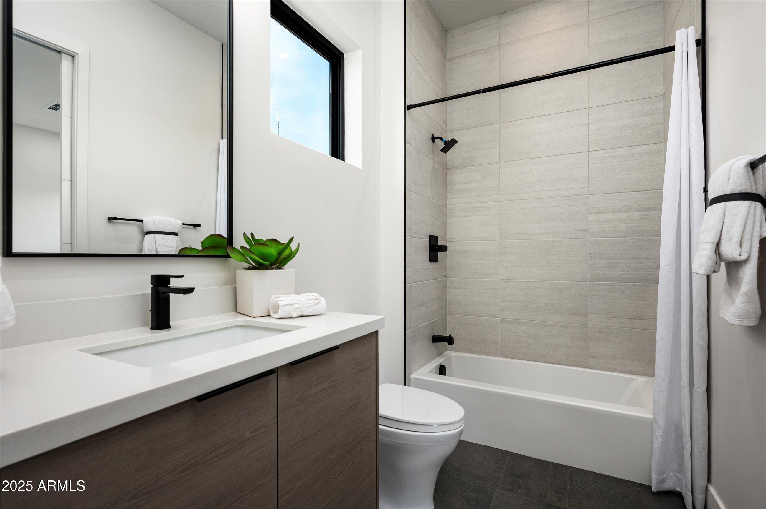 1831 E PALMAIRE Avenue