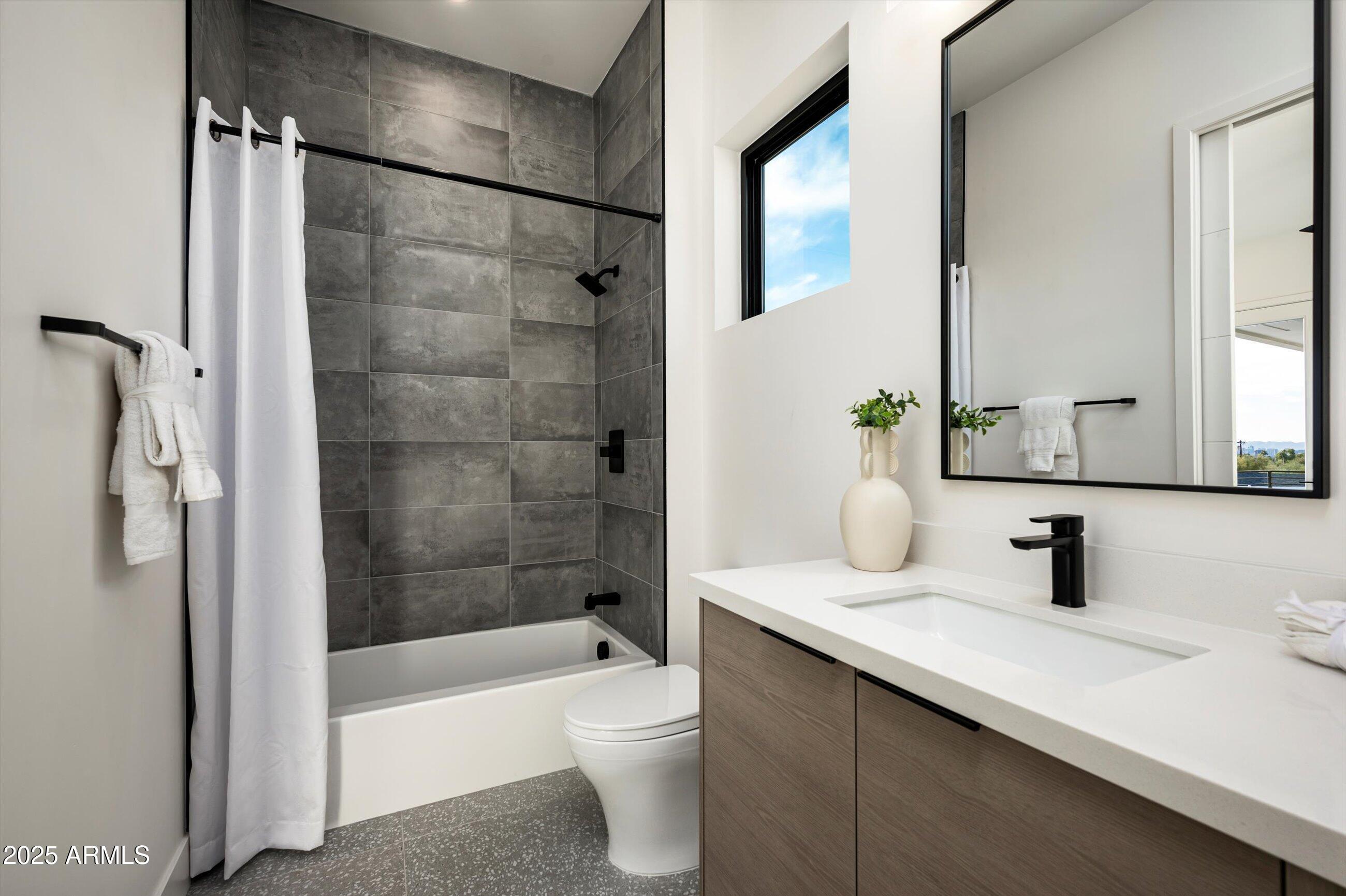 1831 E PALMAIRE Avenue