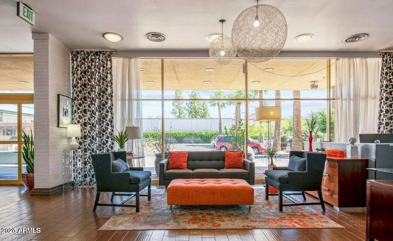 4750 N CENTRAL Avenue L8