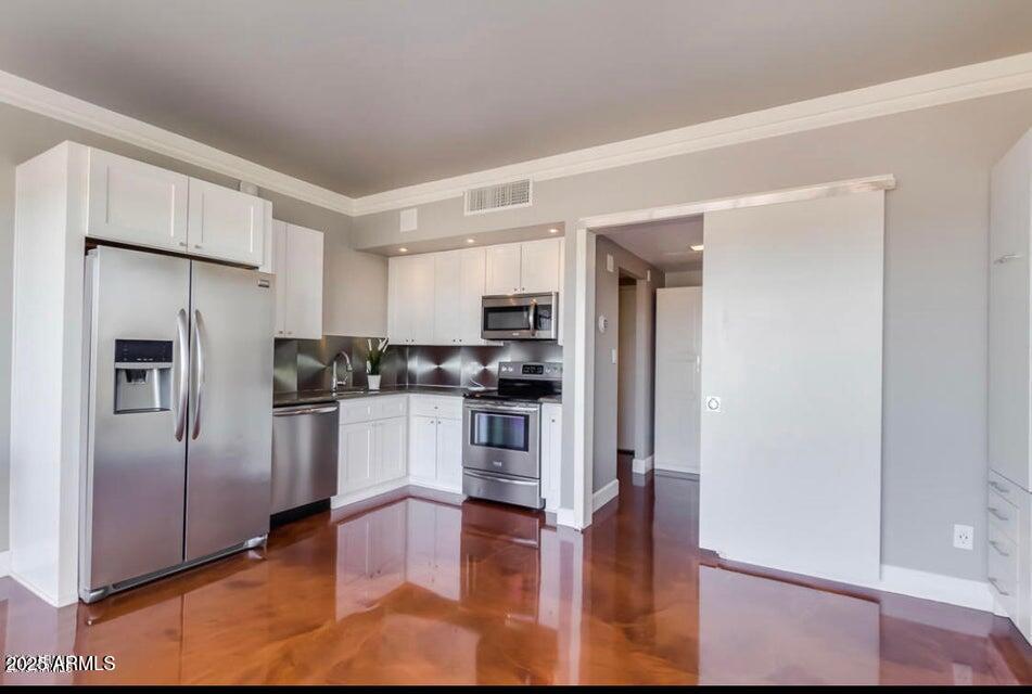 4750 N CENTRAL Avenue L8