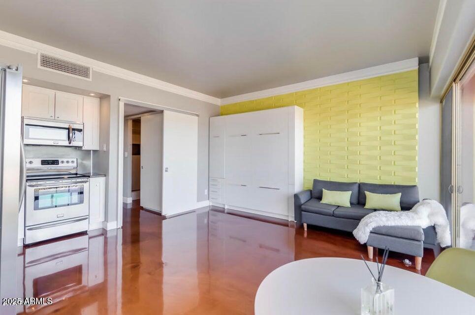 4750 N CENTRAL Avenue L8