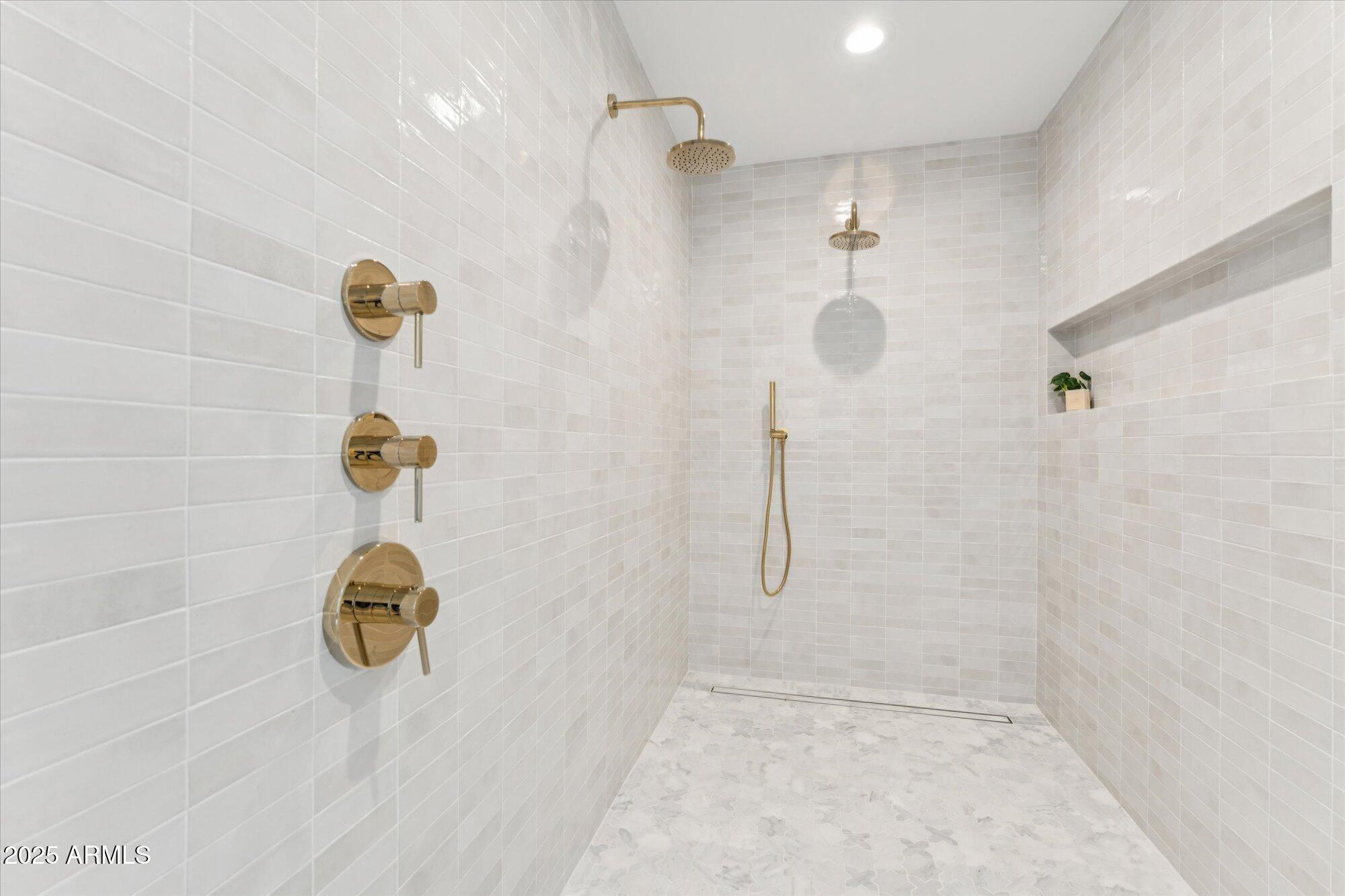 3800 E LINCOLN Drive, 54