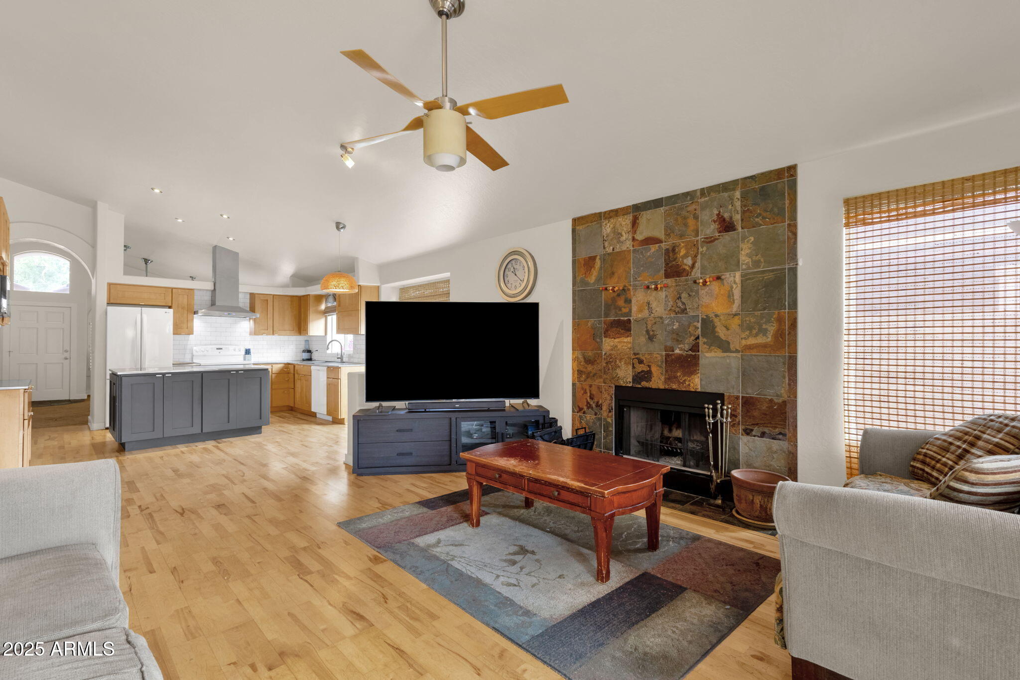 517 W AIRE LIBRE Avenue