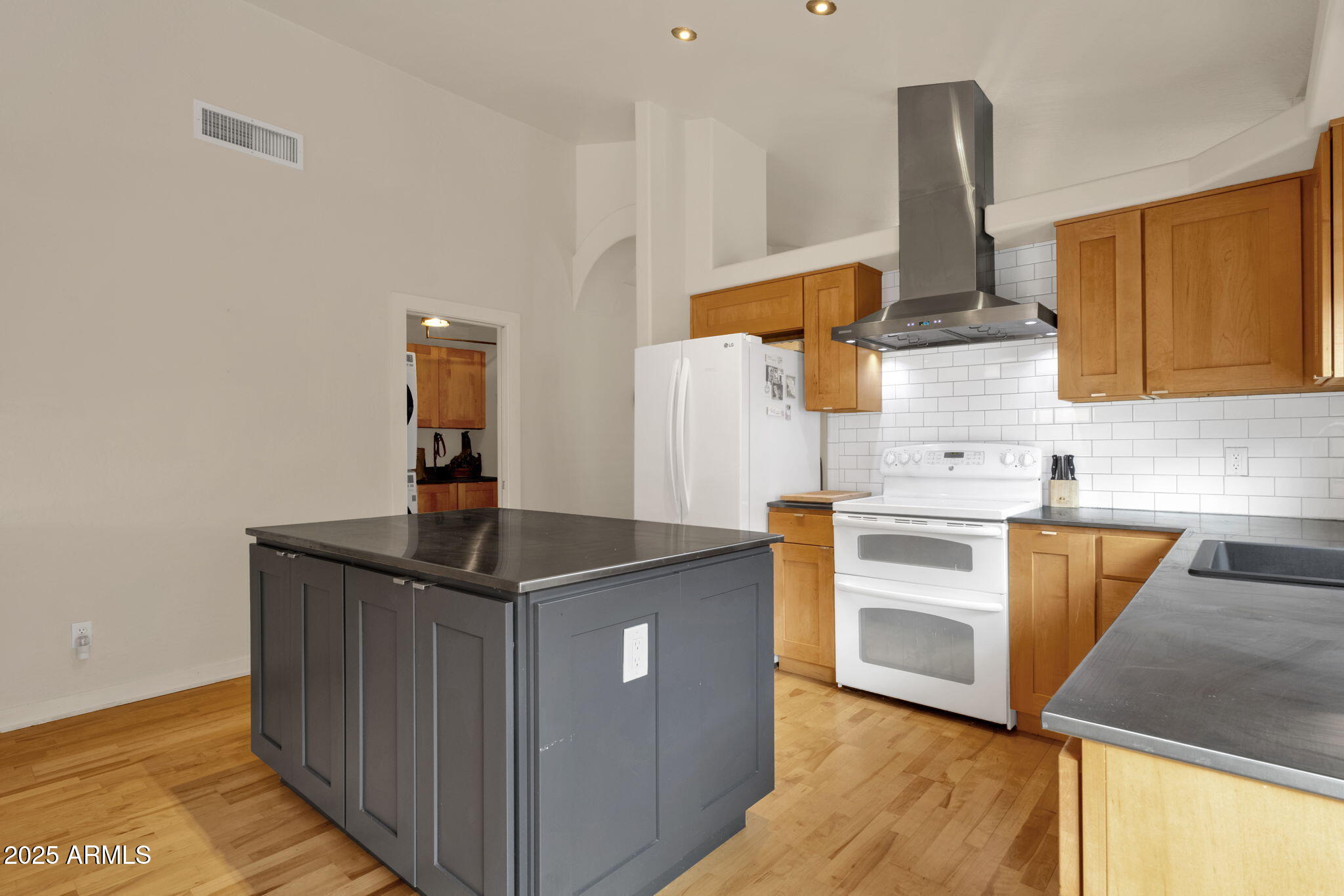 517 W AIRE LIBRE Avenue