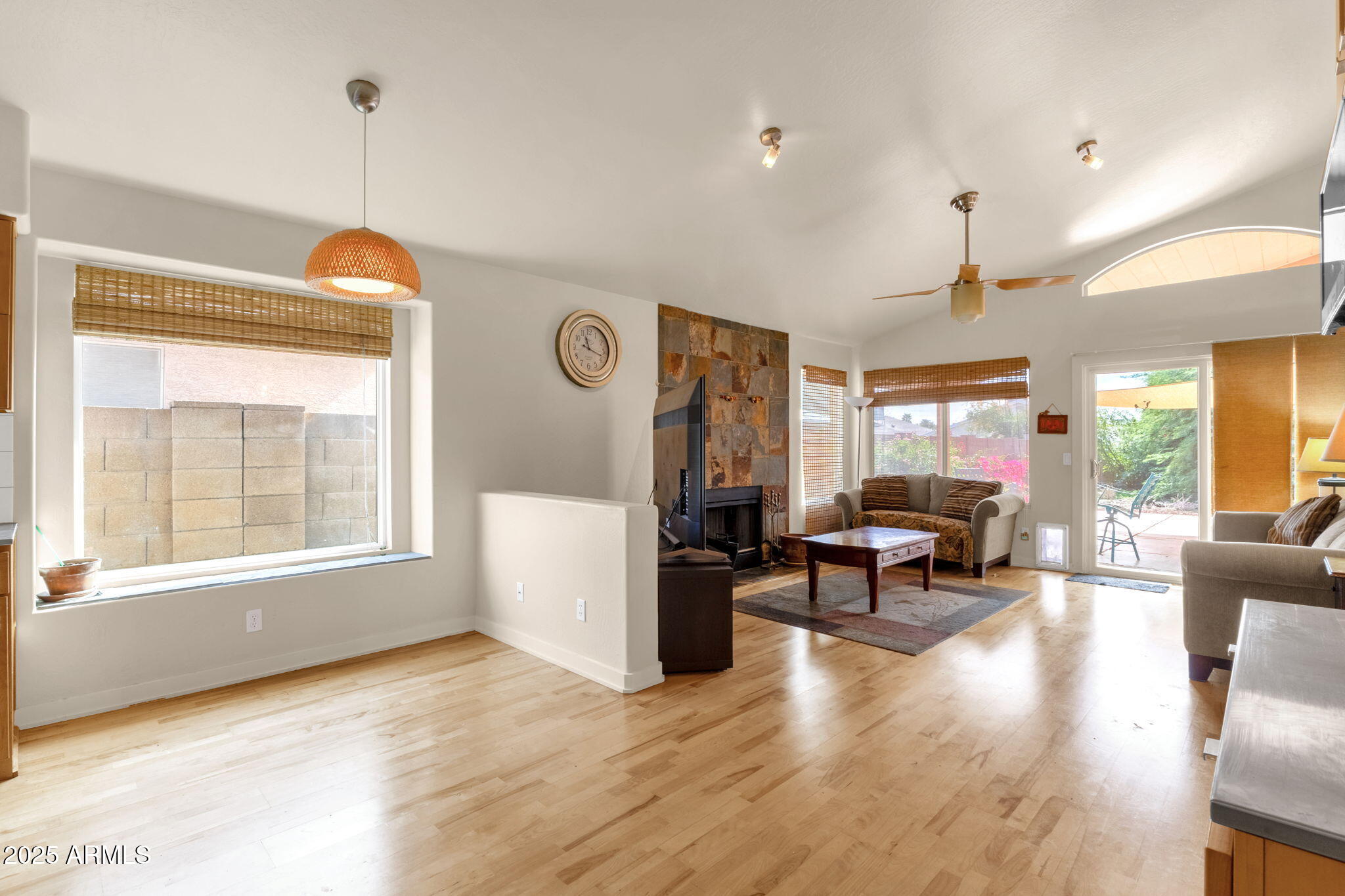 517 W AIRE LIBRE Avenue