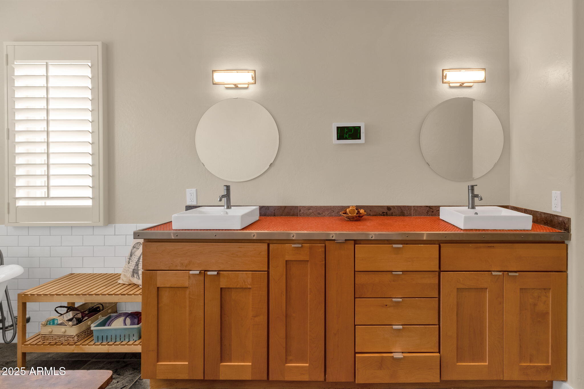 517 W AIRE LIBRE Avenue