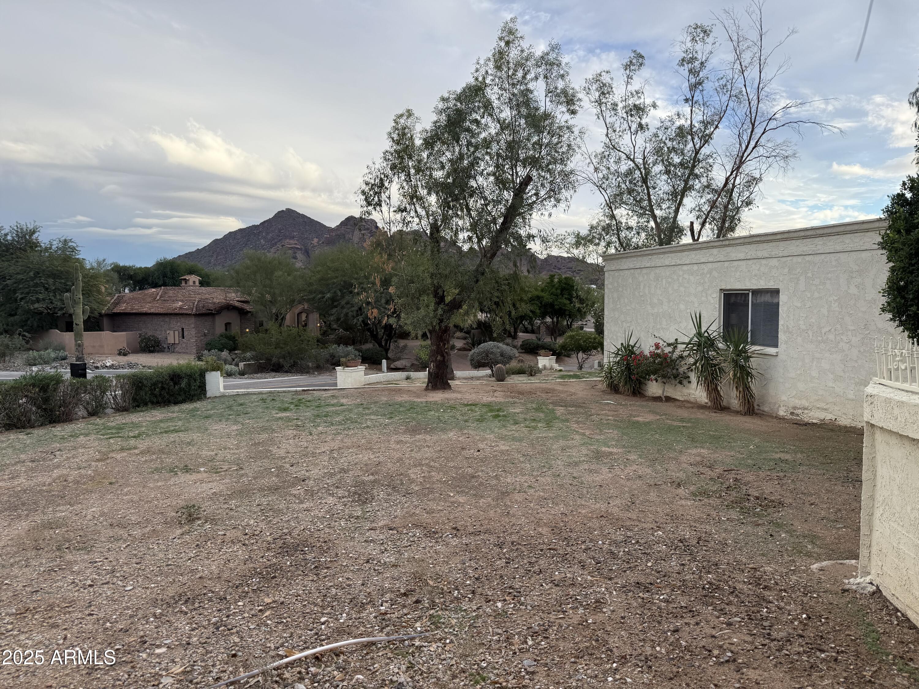 6618 N HILLSIDE Drive