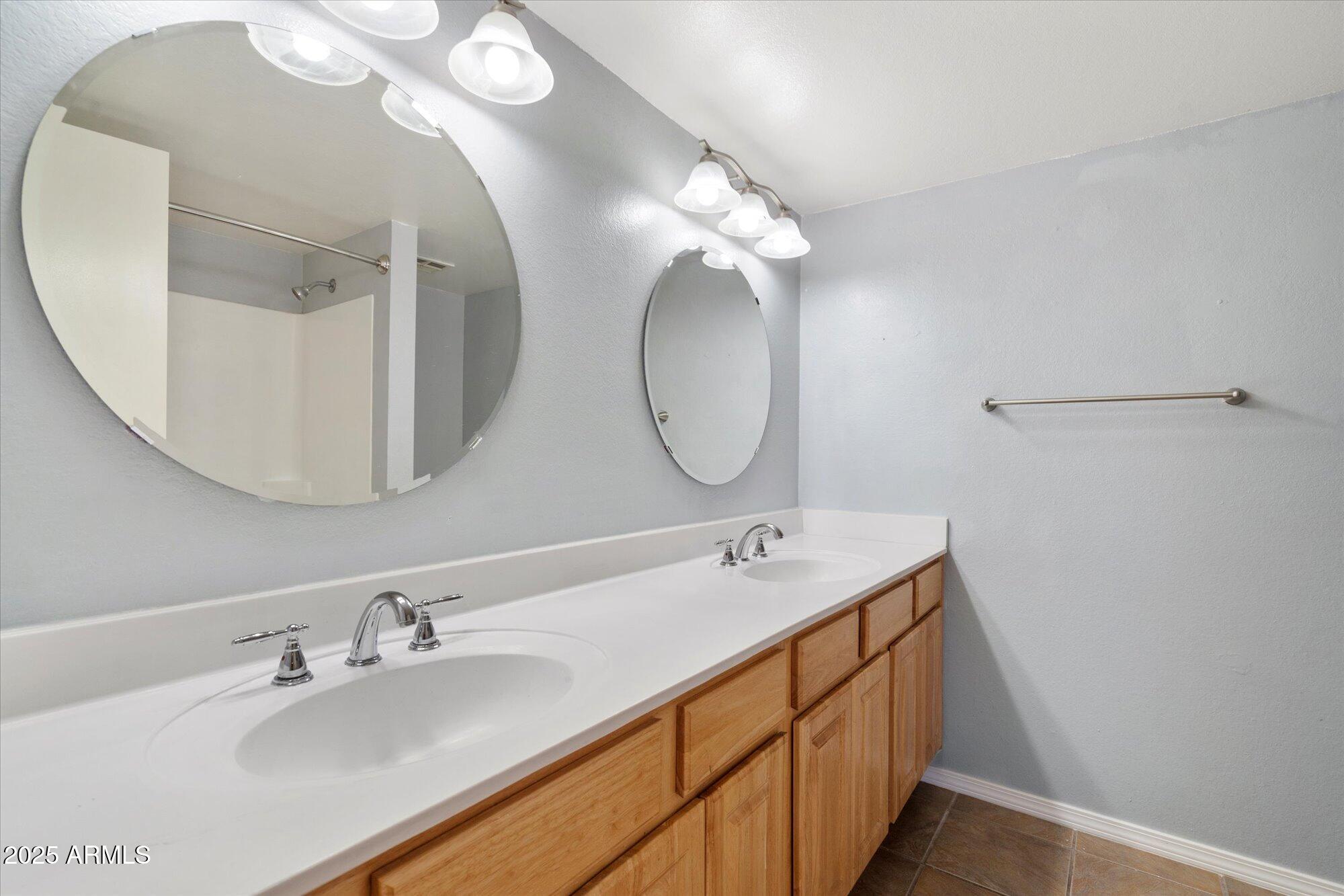 2673 E OAKLEAF Drive