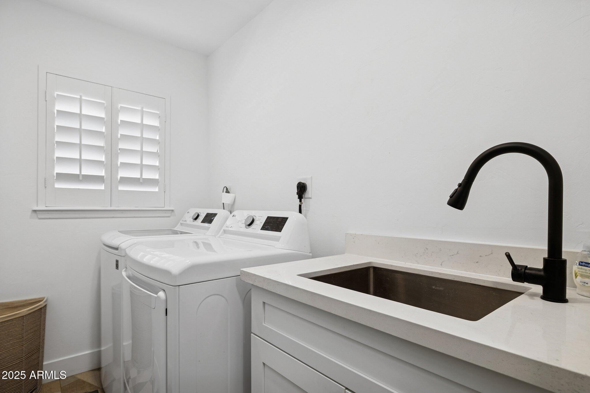 2044 E SMOKETREE Drive