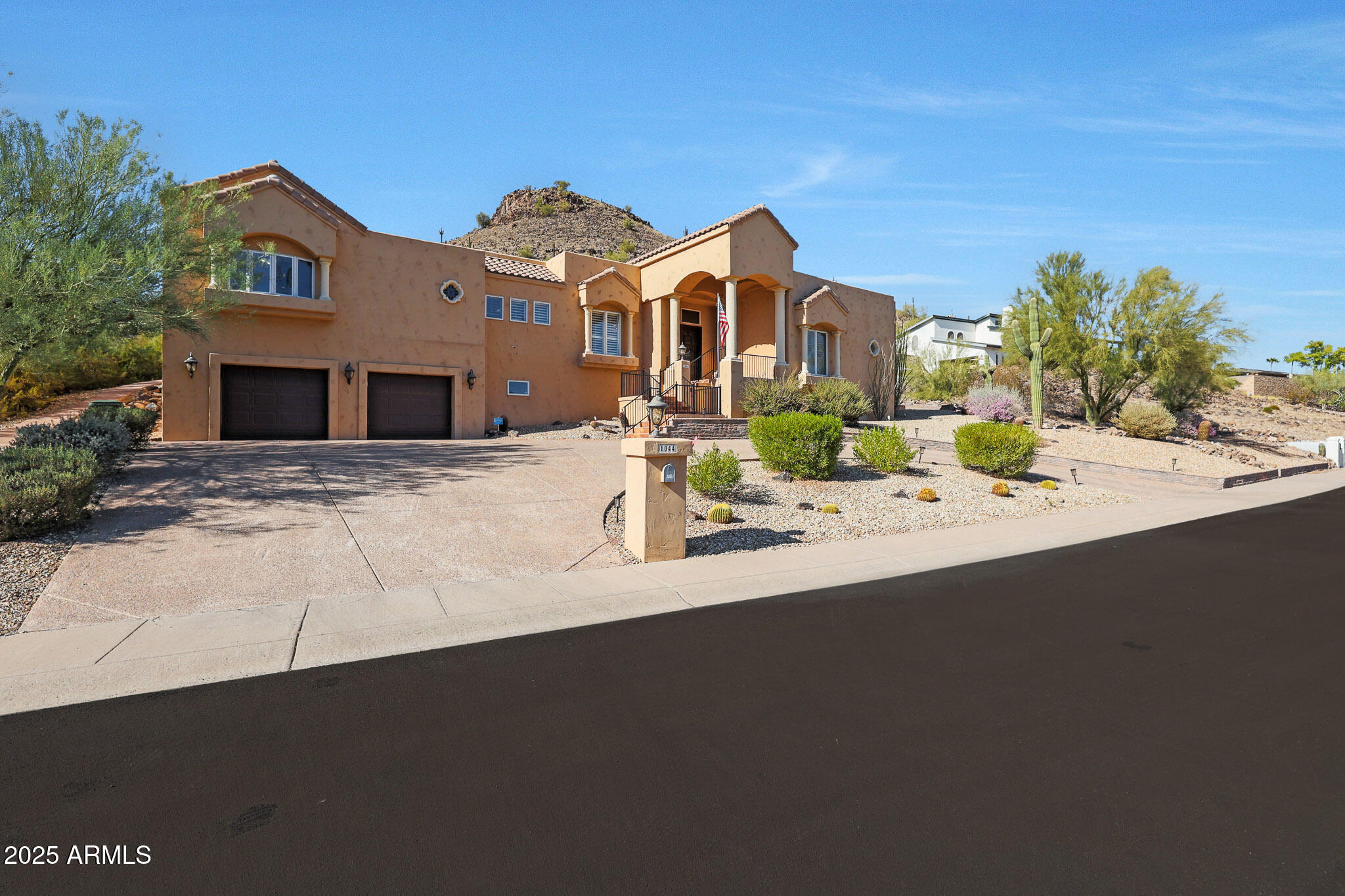 1044 W INDIAN HILLS Place