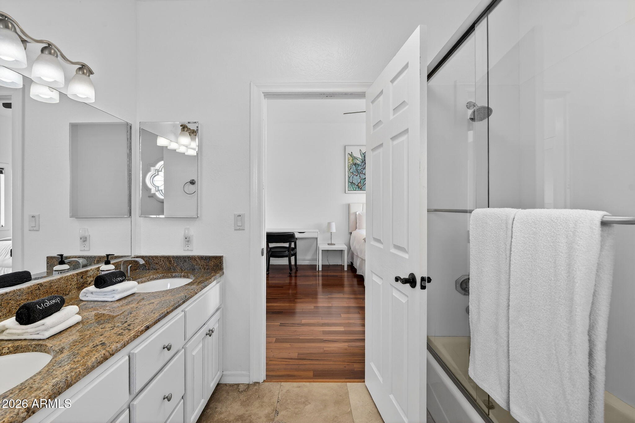 1044 W INDIAN HILLS Place