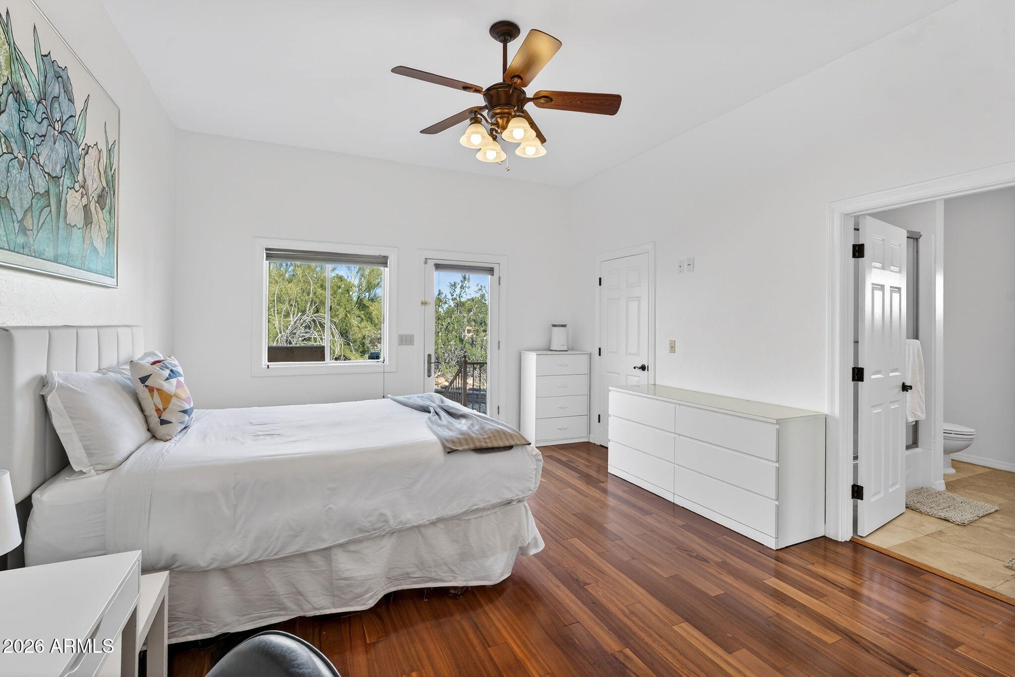 1044 W INDIAN HILLS Place