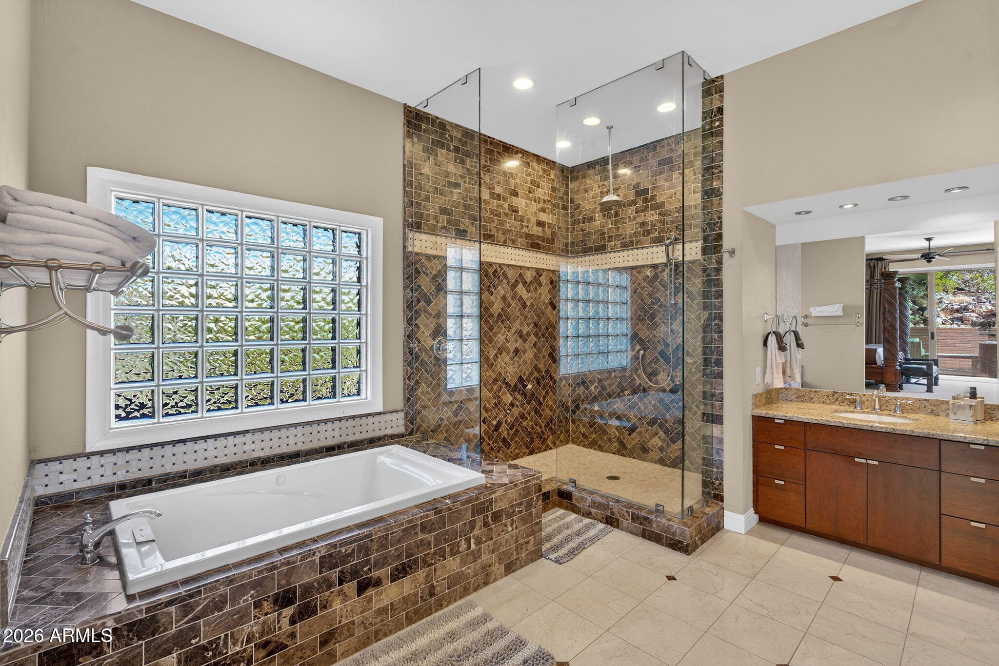 1044 W INDIAN HILLS Place