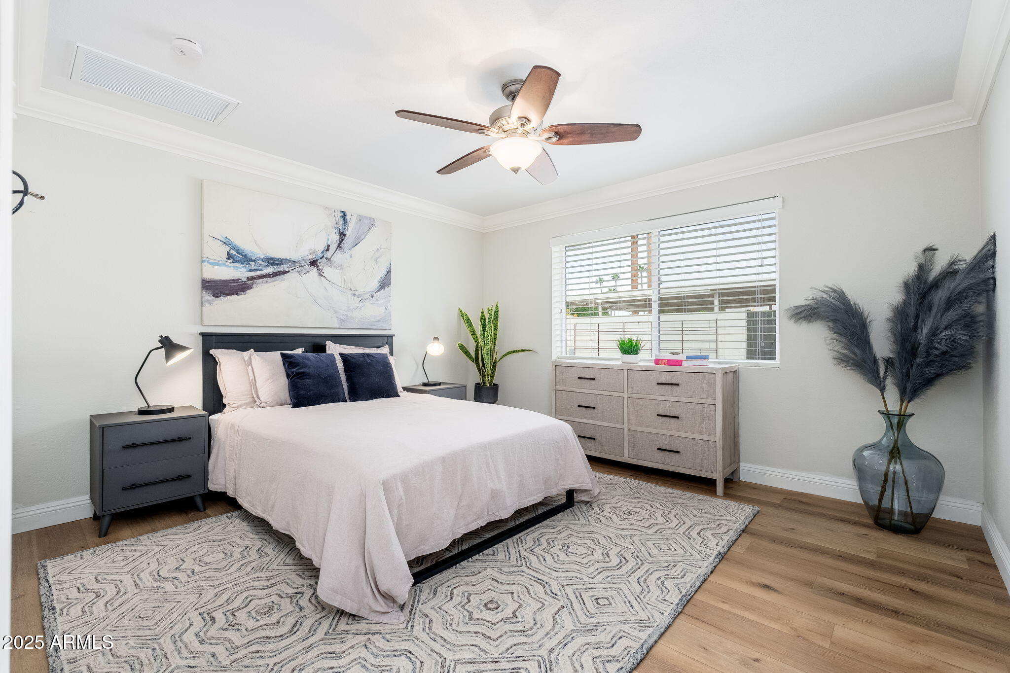 3002 E WHITTON Avenue