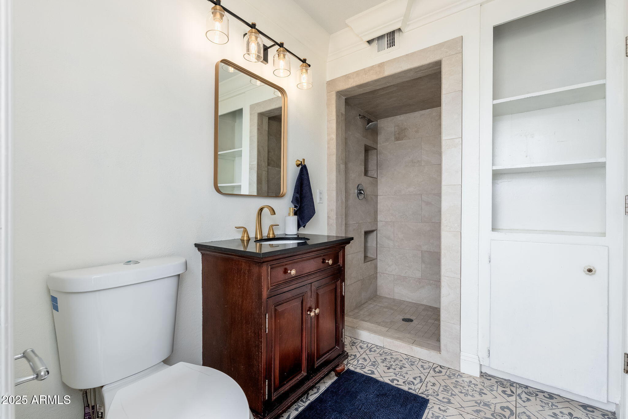 3002 E WHITTON Avenue