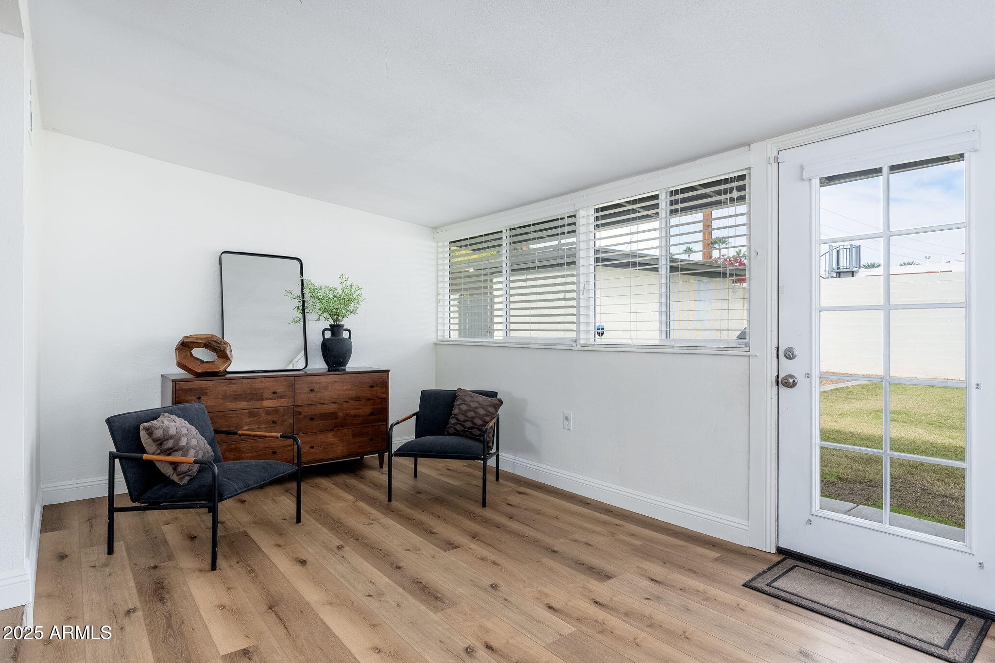 3002 E WHITTON Avenue