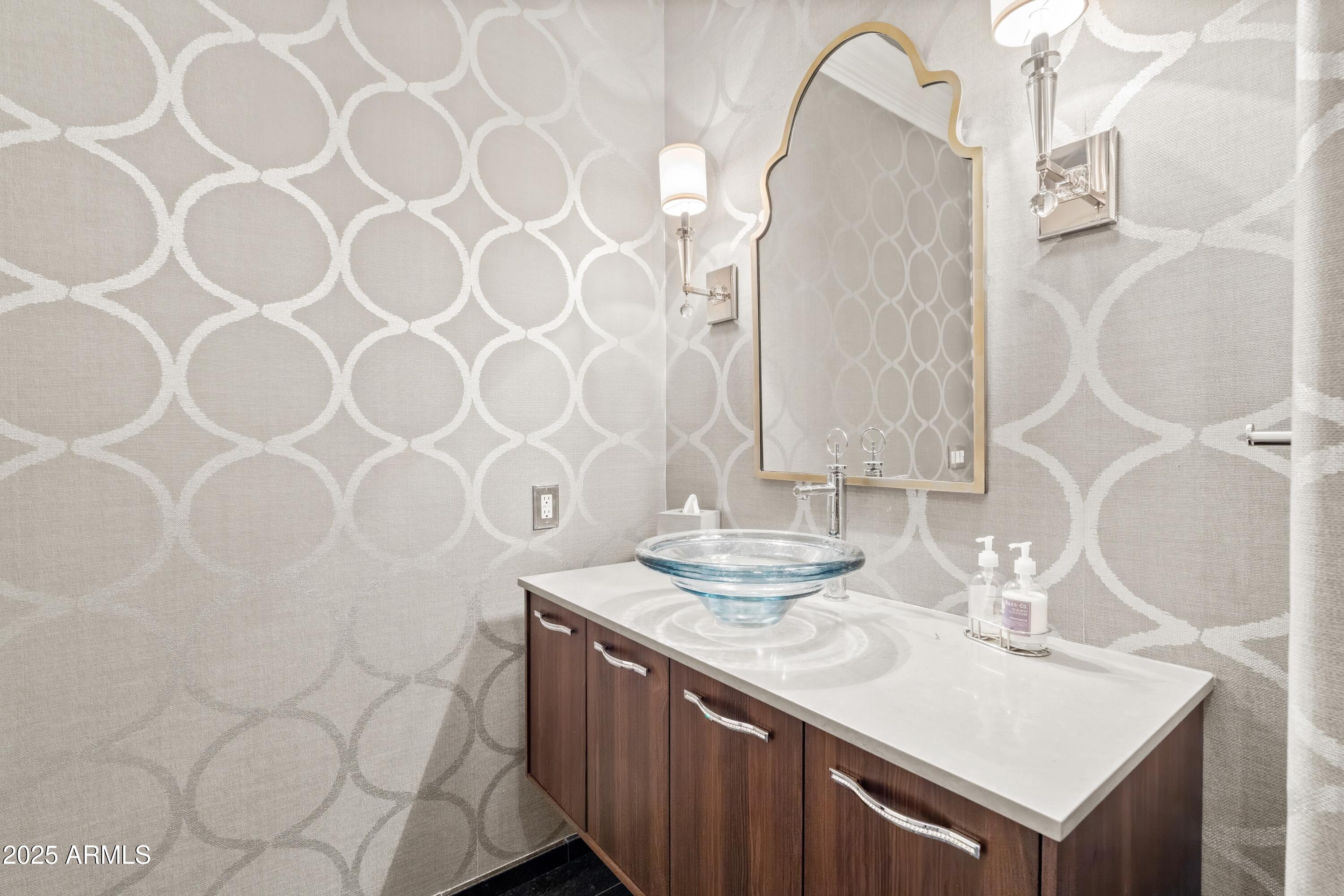 6621 N ARIZONA BILTMORE Circle