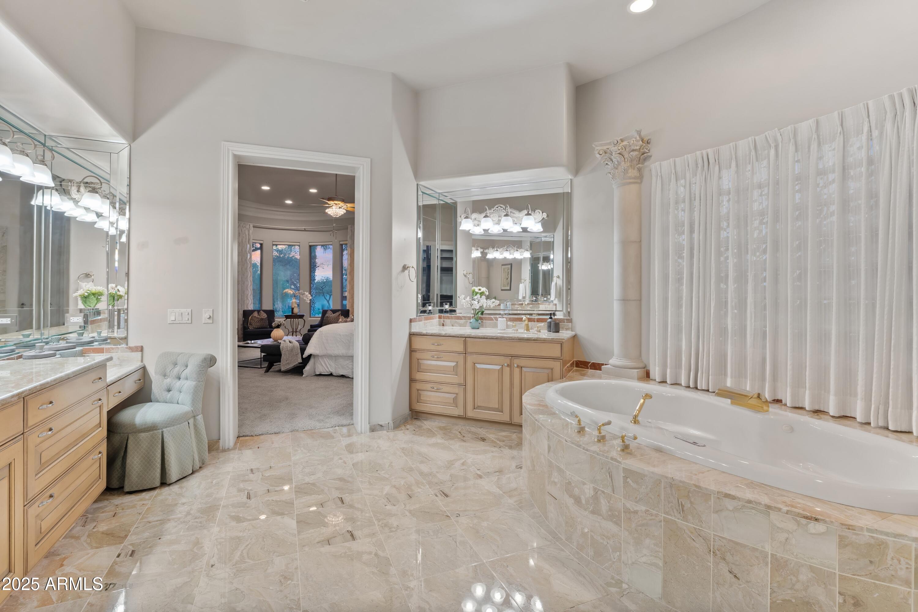 6621 N ARIZONA BILTMORE Circle