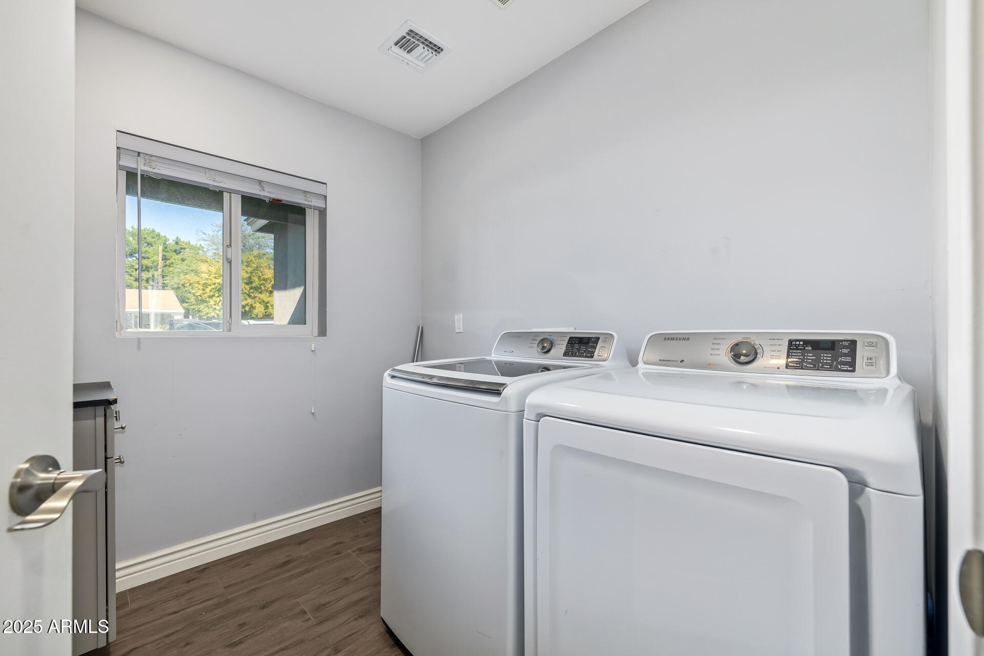 2439 E MINNEZONA Avenue