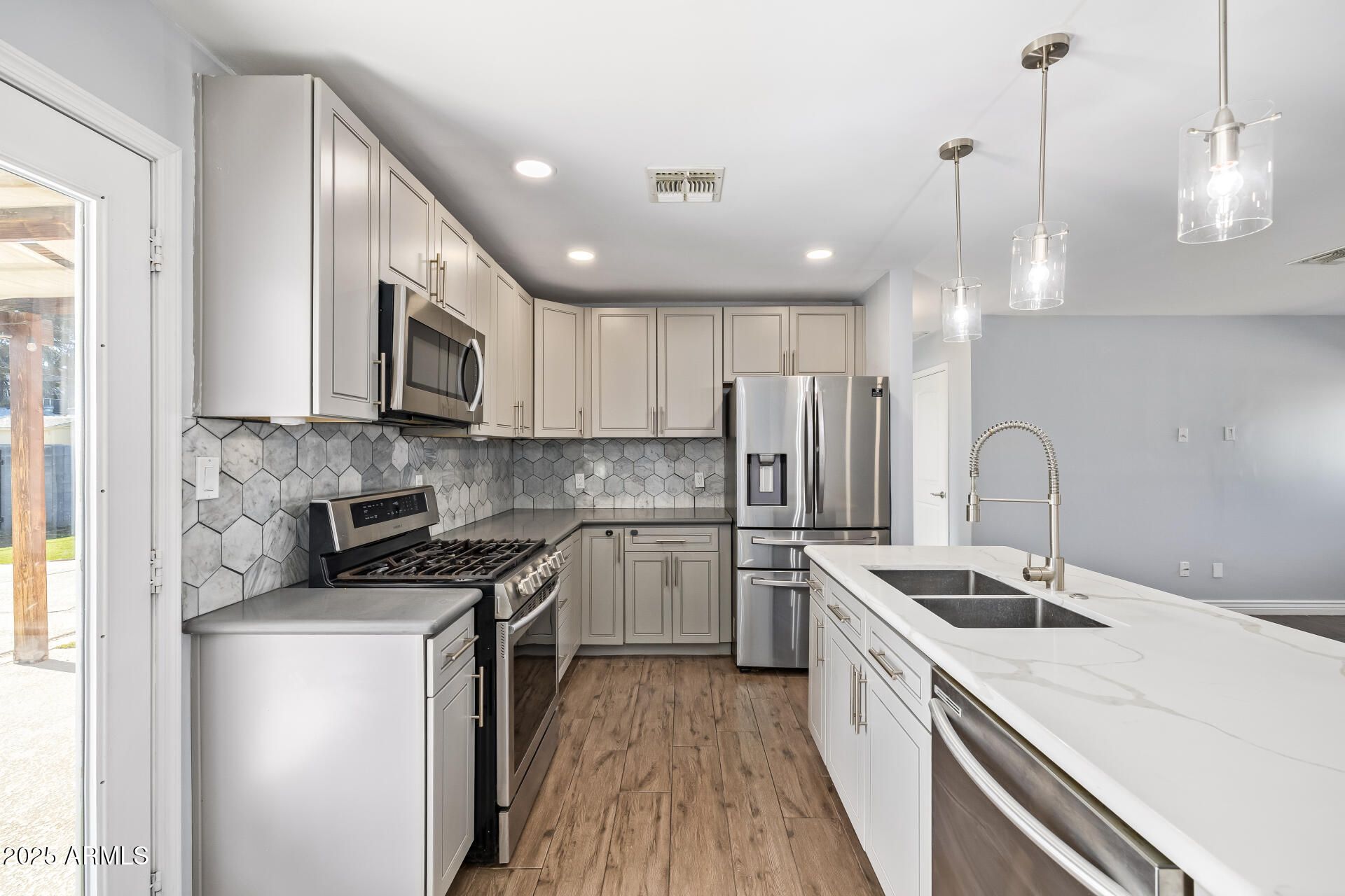 2439 E MINNEZONA Avenue