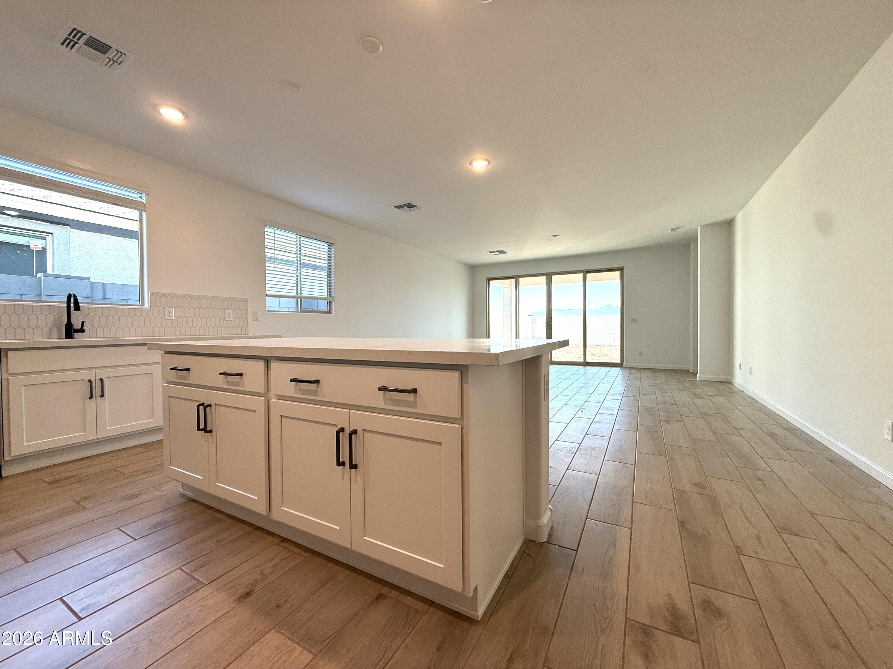 9537 W TAMARISK Avenue