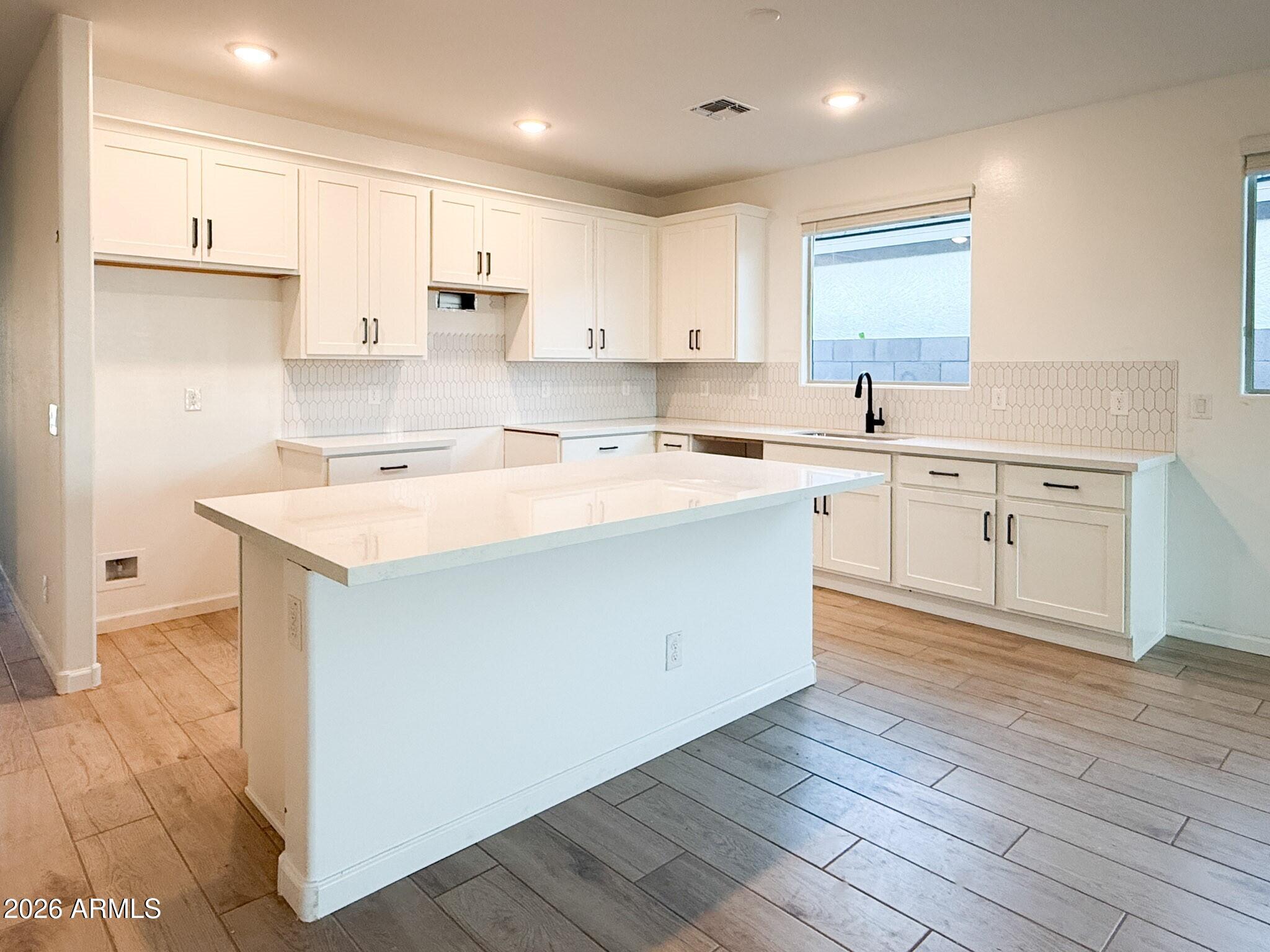 9537 W TAMARISK Avenue