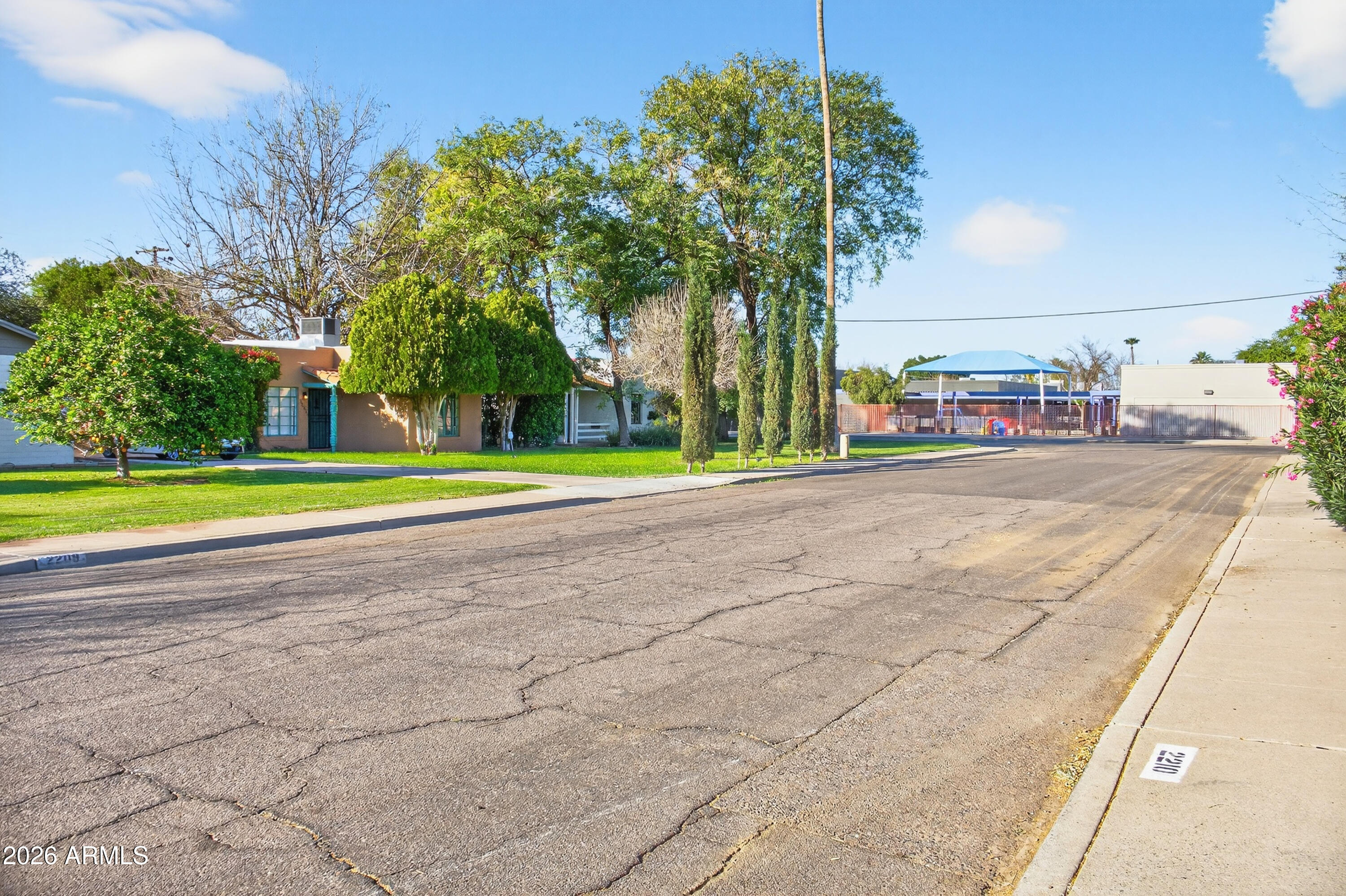 2210 E CAMBRIDGE Avenue