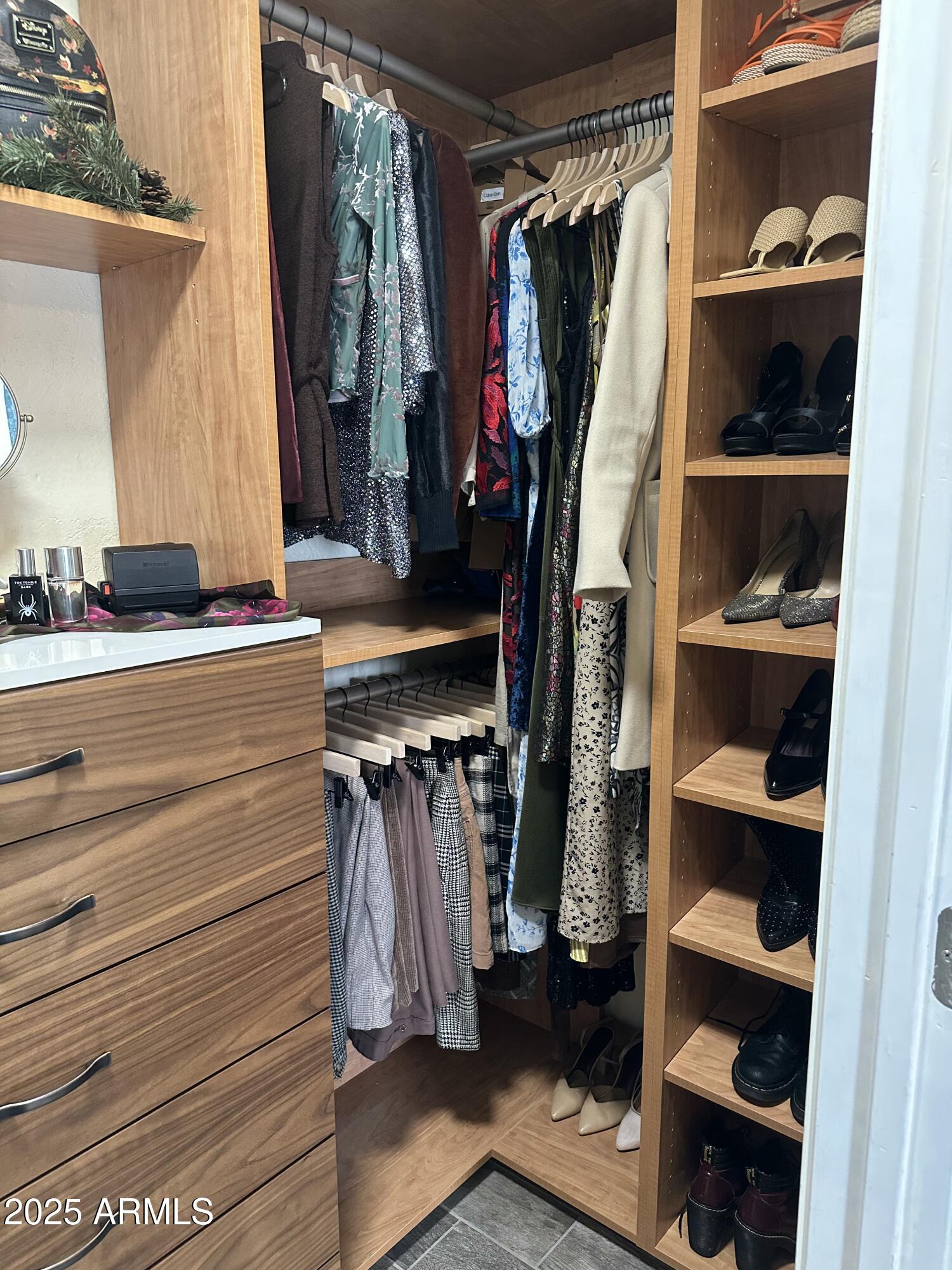 2210 E CAMBRIDGE Avenue