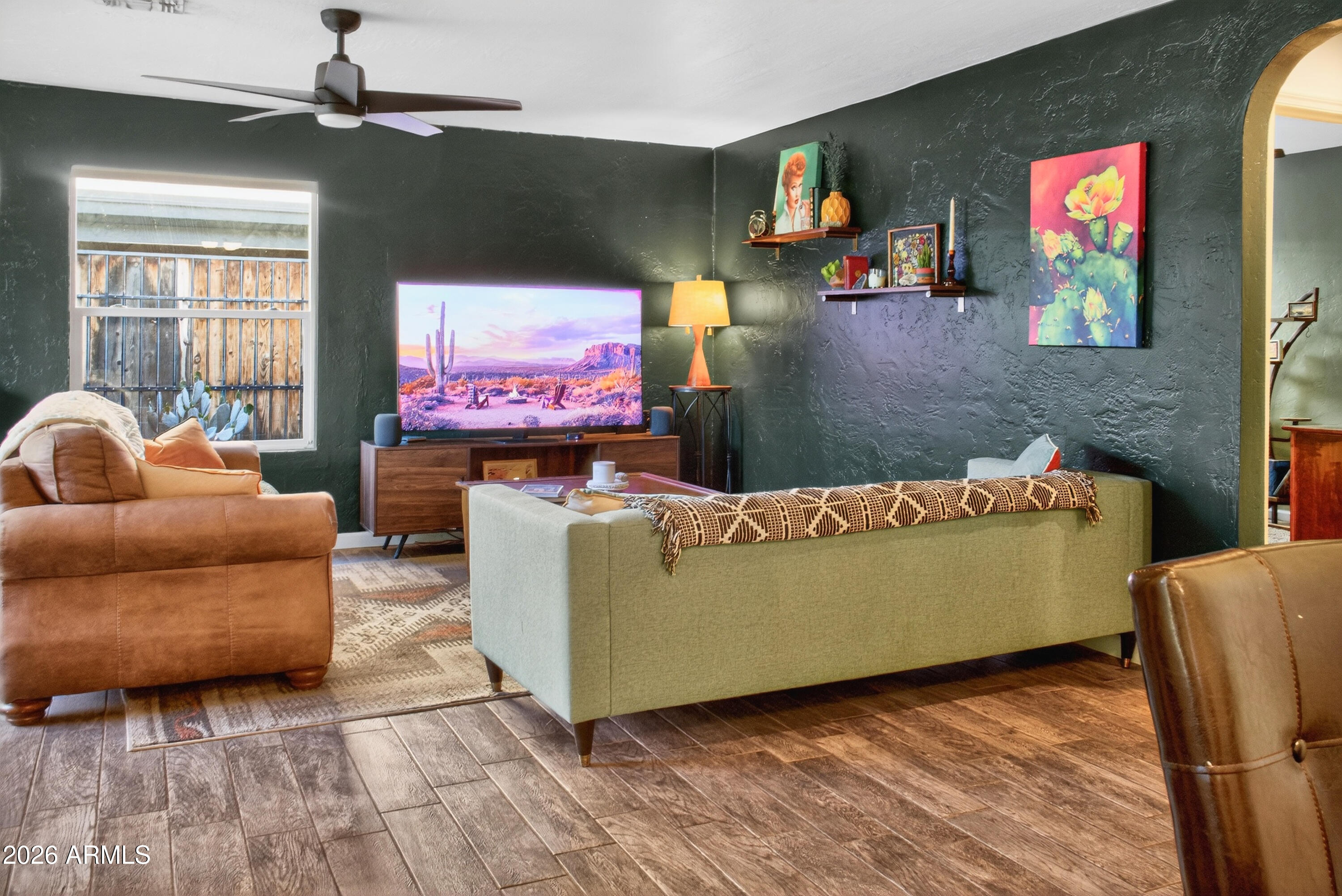 2210 E CAMBRIDGE Avenue