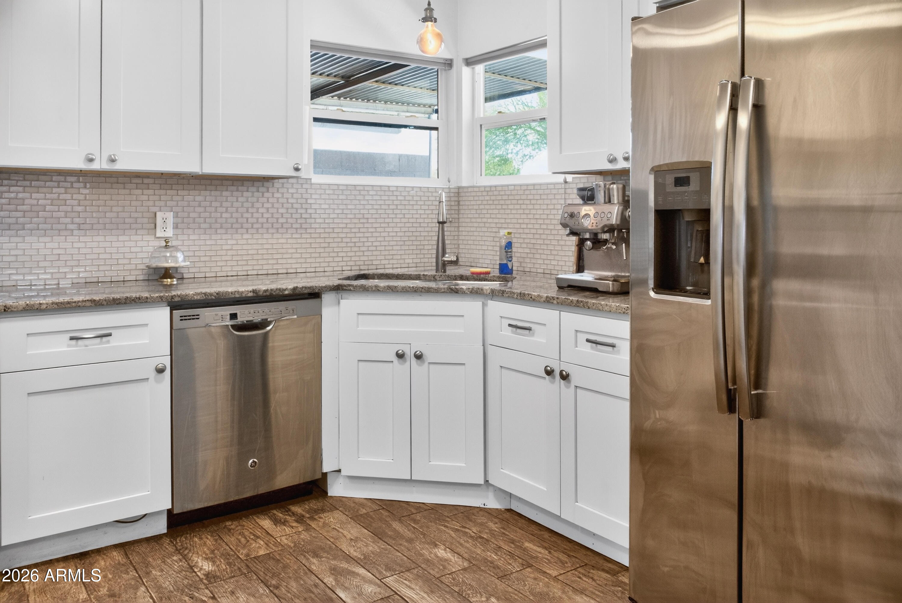 2210 E CAMBRIDGE Avenue