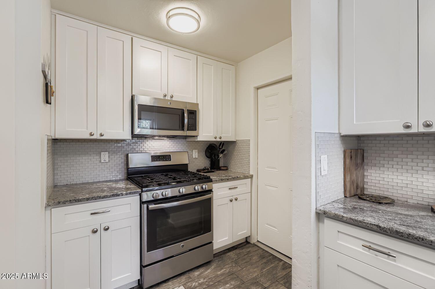 2210 E CAMBRIDGE Avenue