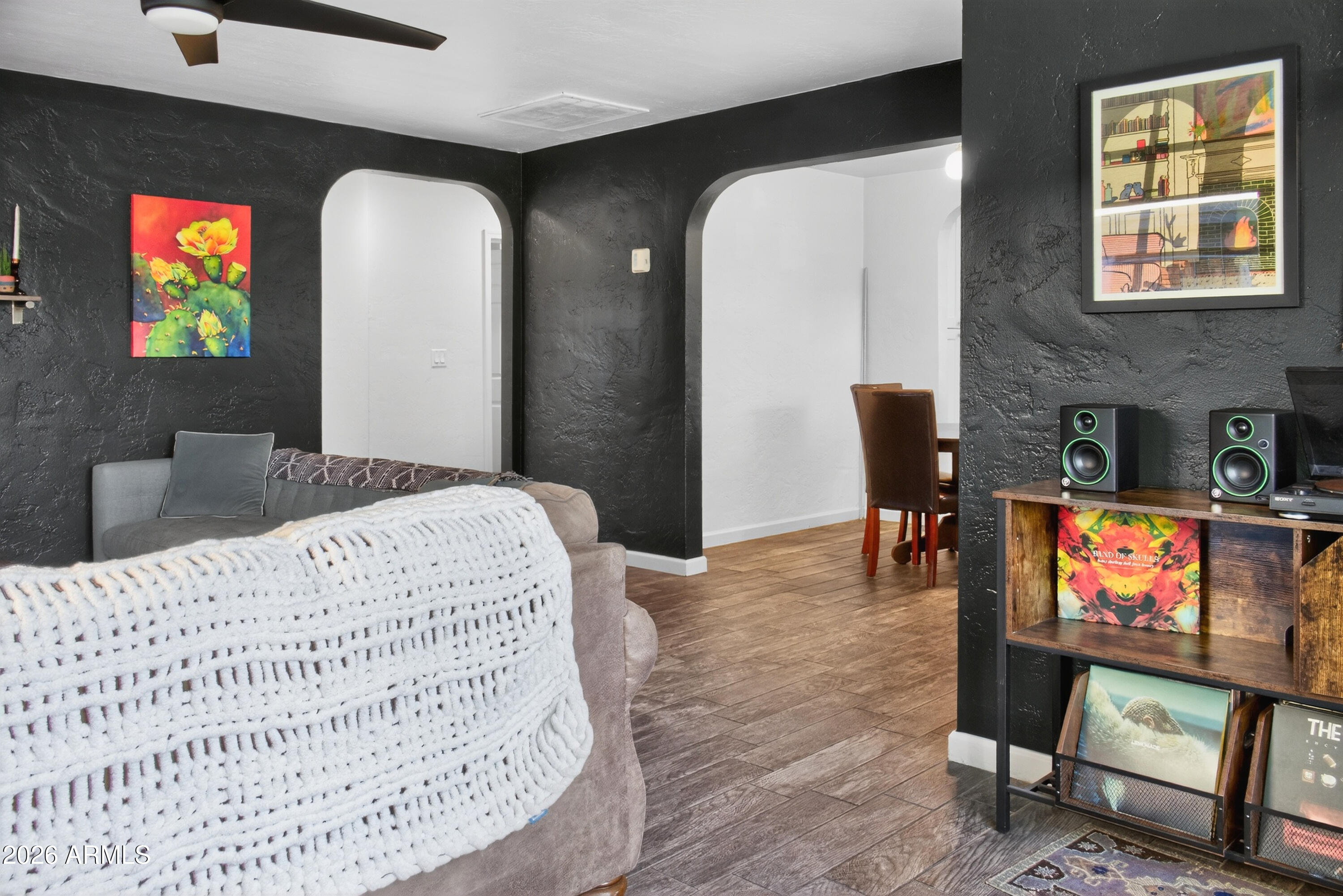 2210 E CAMBRIDGE Avenue