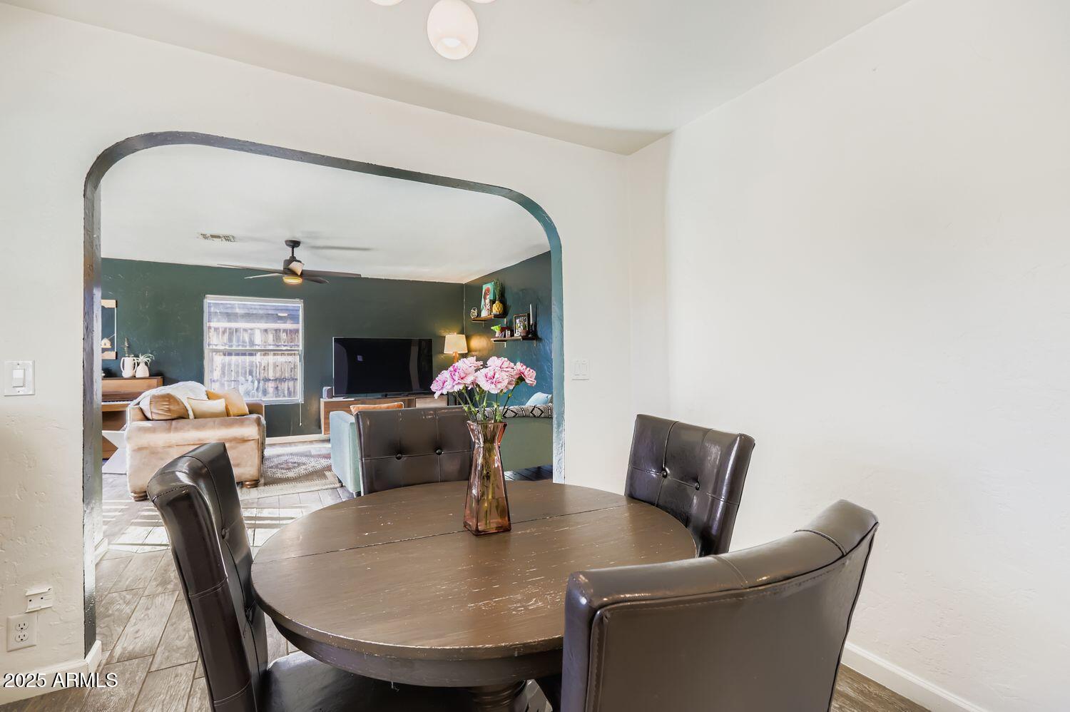 2210 E CAMBRIDGE Avenue