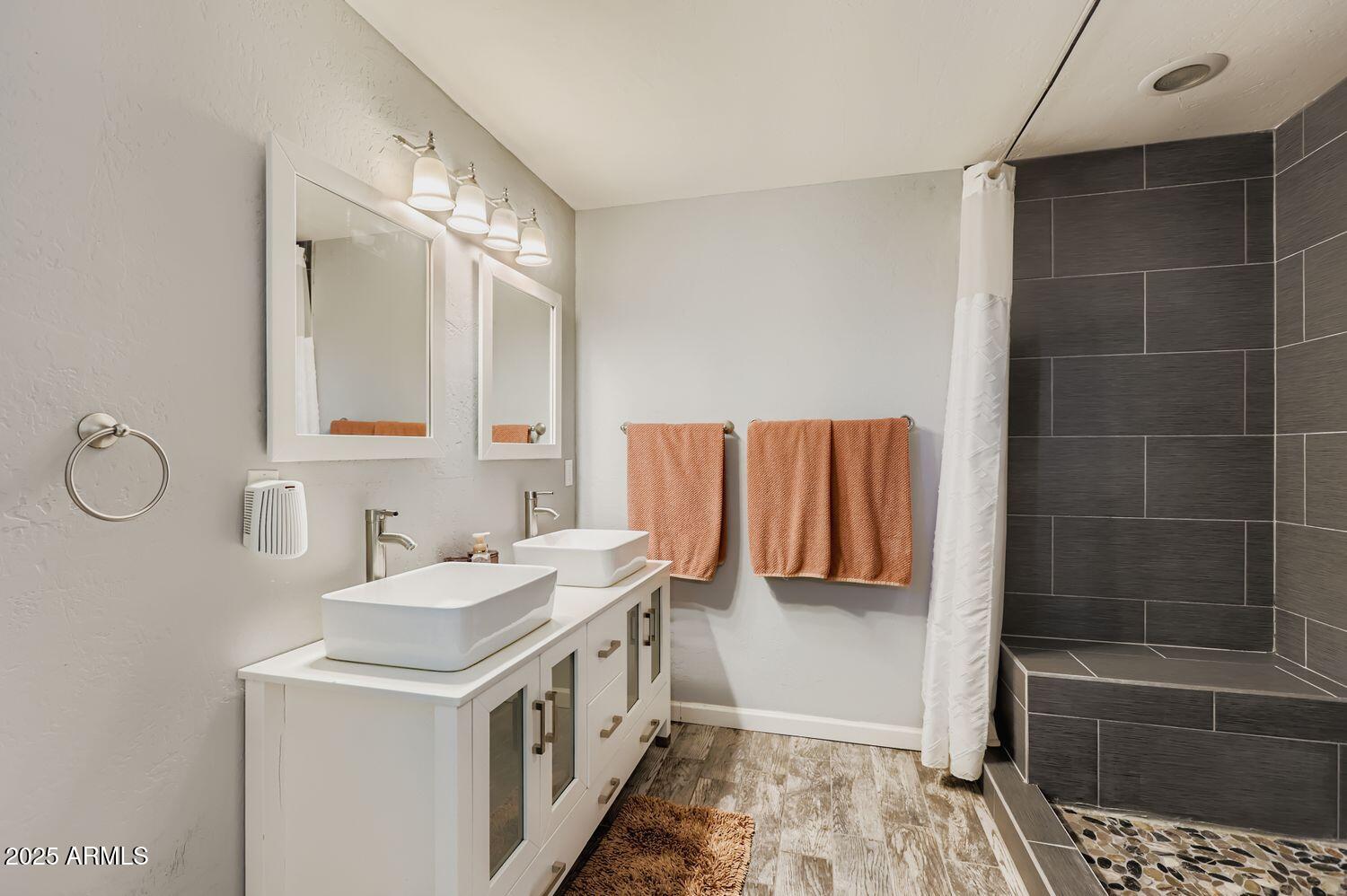 2210 E CAMBRIDGE Avenue