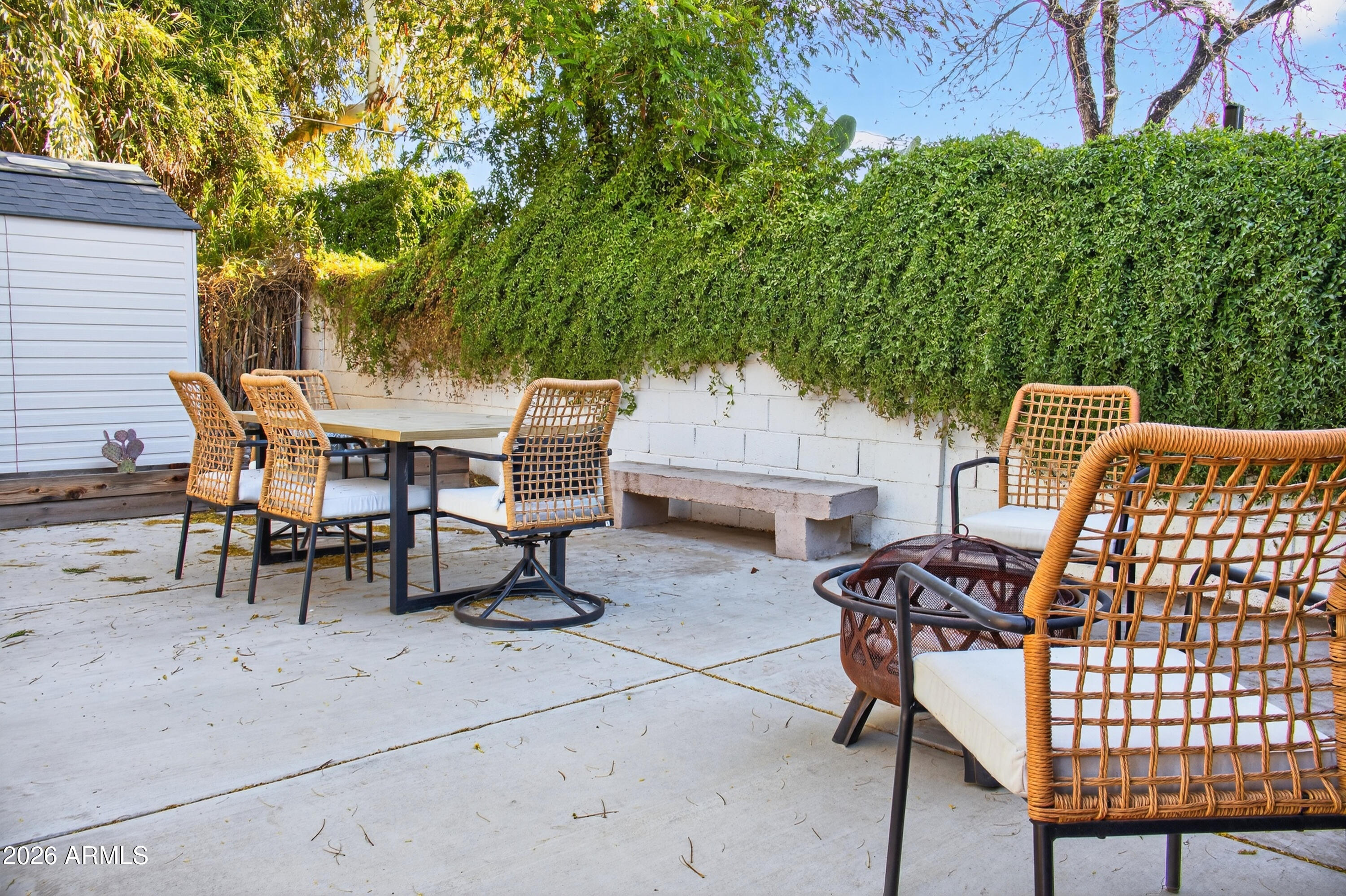 2210 E CAMBRIDGE Avenue