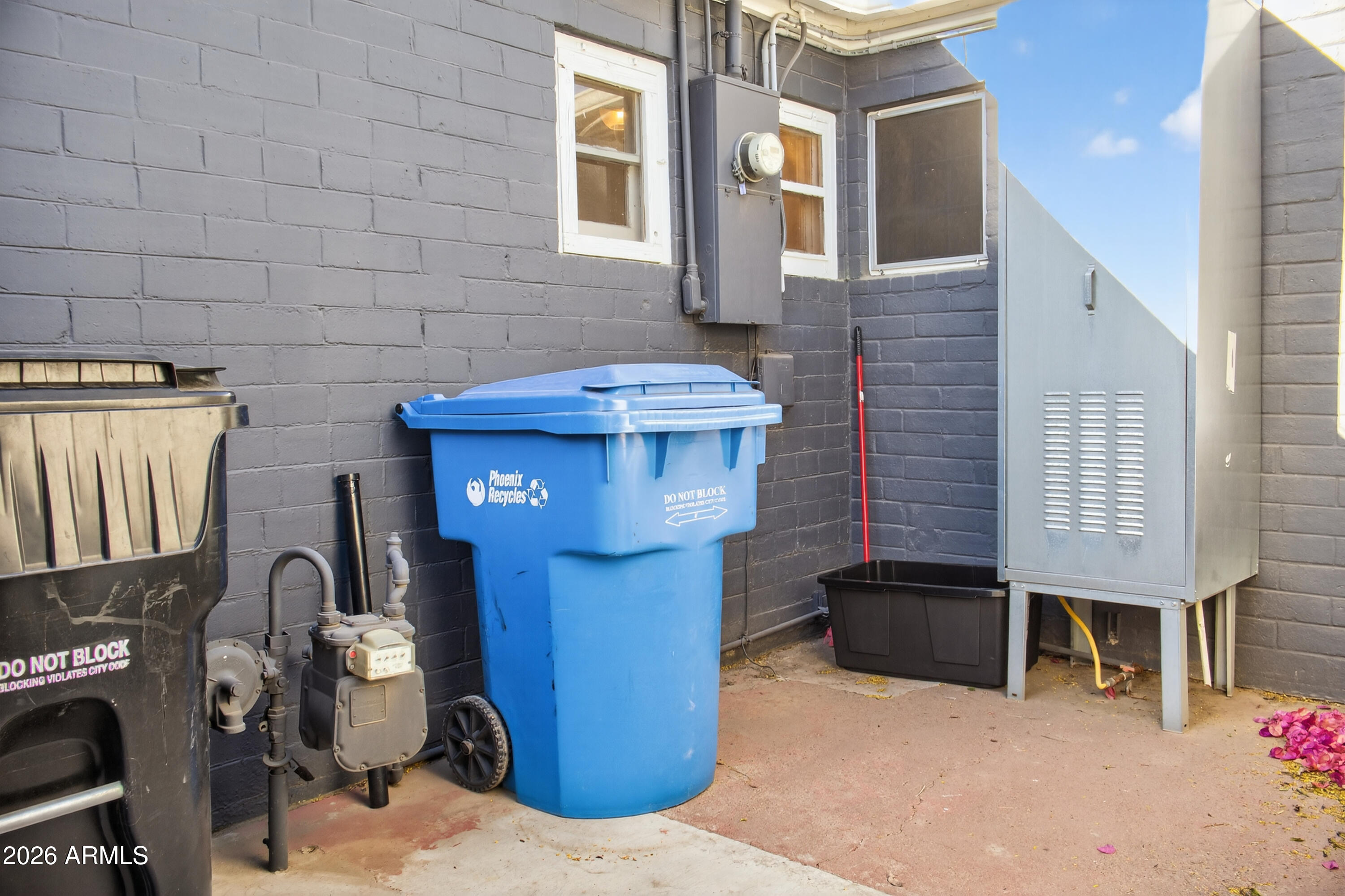 2210 E CAMBRIDGE Avenue